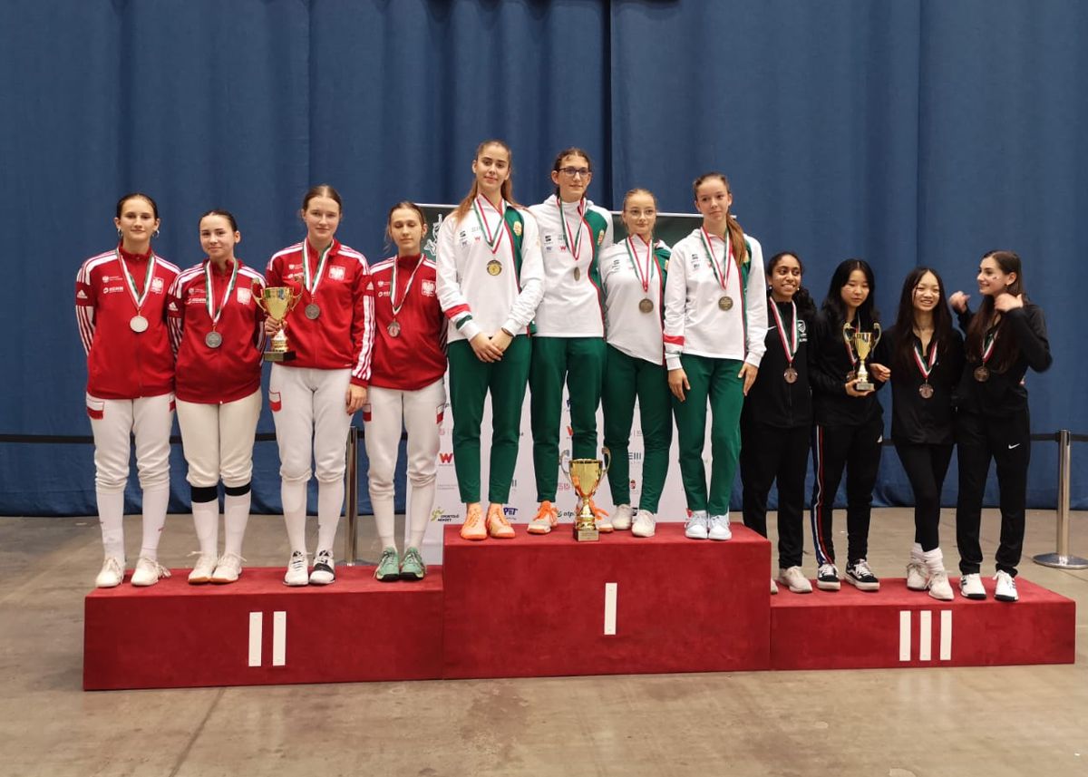 Fot. materiały piast.gliwice.pl Srebrna drużyna dziewcząt stojąca na podium z drużynami, które zajęły 1. i 3. miejsce