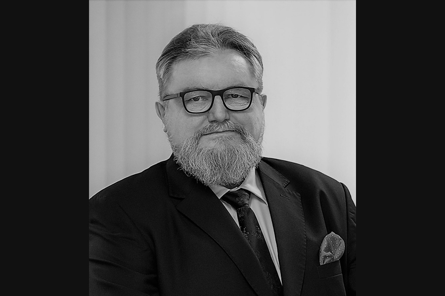 Ryszard Reszke elegancki mężczyzna w okularach