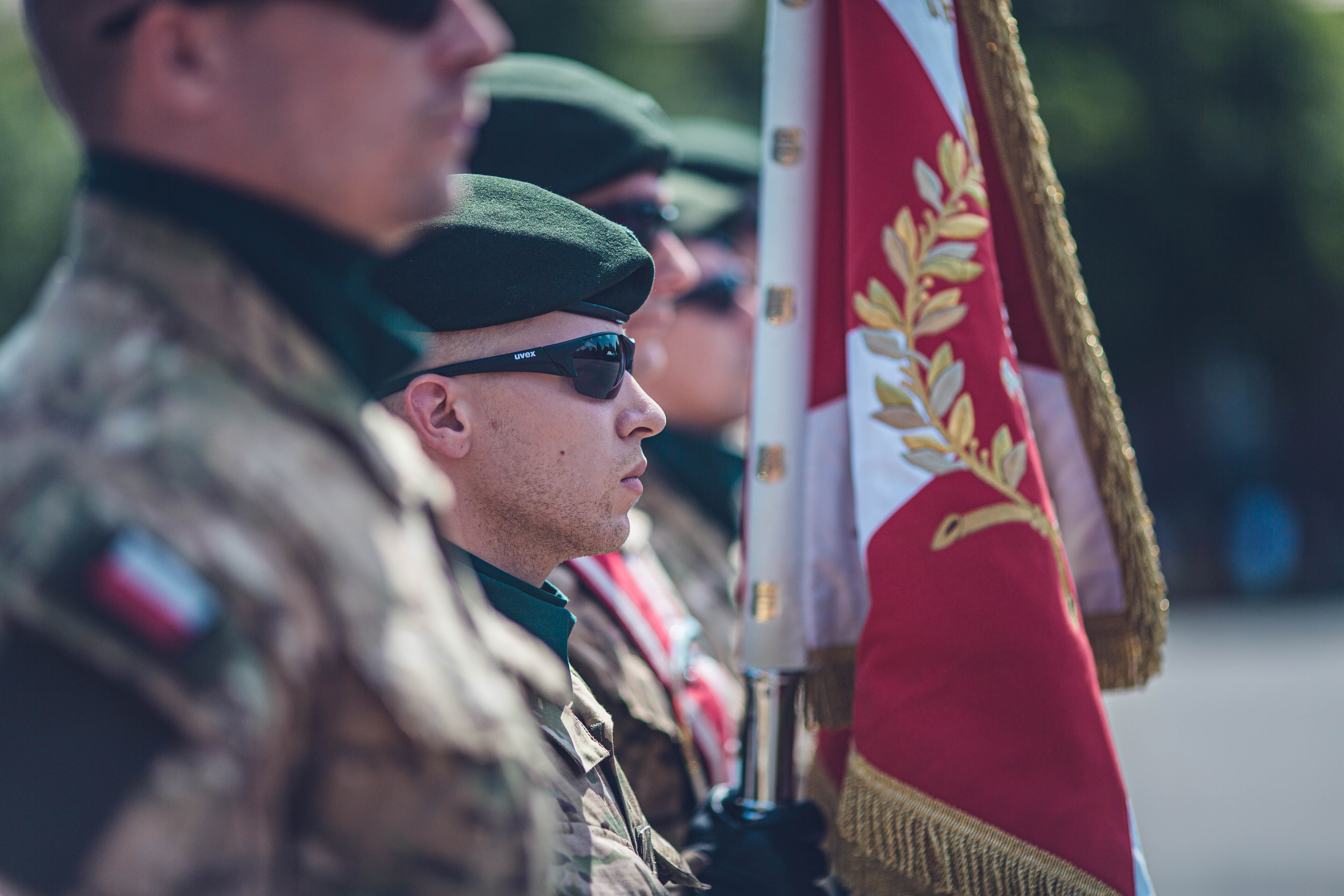 Fot. materiały Jednostki Wojskowej Agat żołnierze ze sztandarem