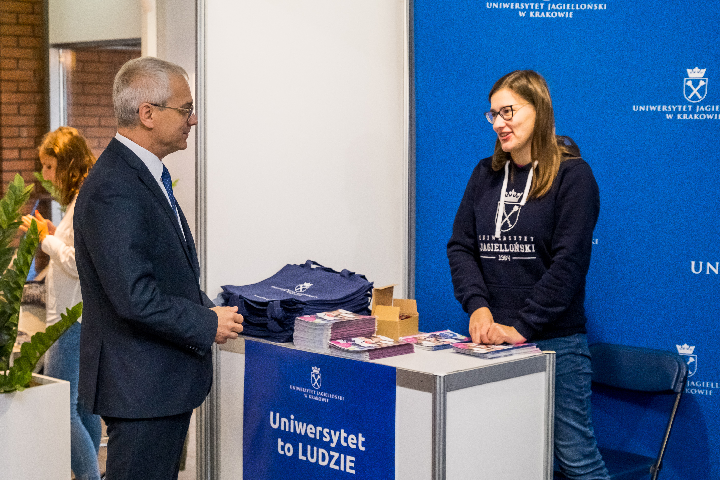Fot. M. Buksa/ UM w Gliwicach Rektor Politechniki Śląskiej, prof. dr hab. inż Arkadiusz Mężyk rozmawiający ze studentką przy jednym ze stoisk