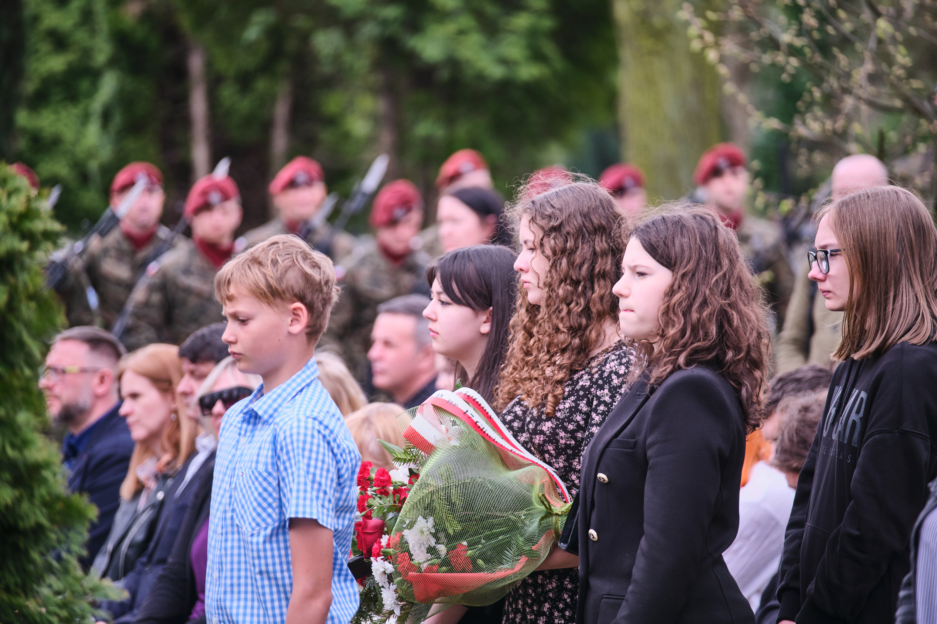 Fot. M.Buksa/UM Gliwice młodzież na cmentarzu