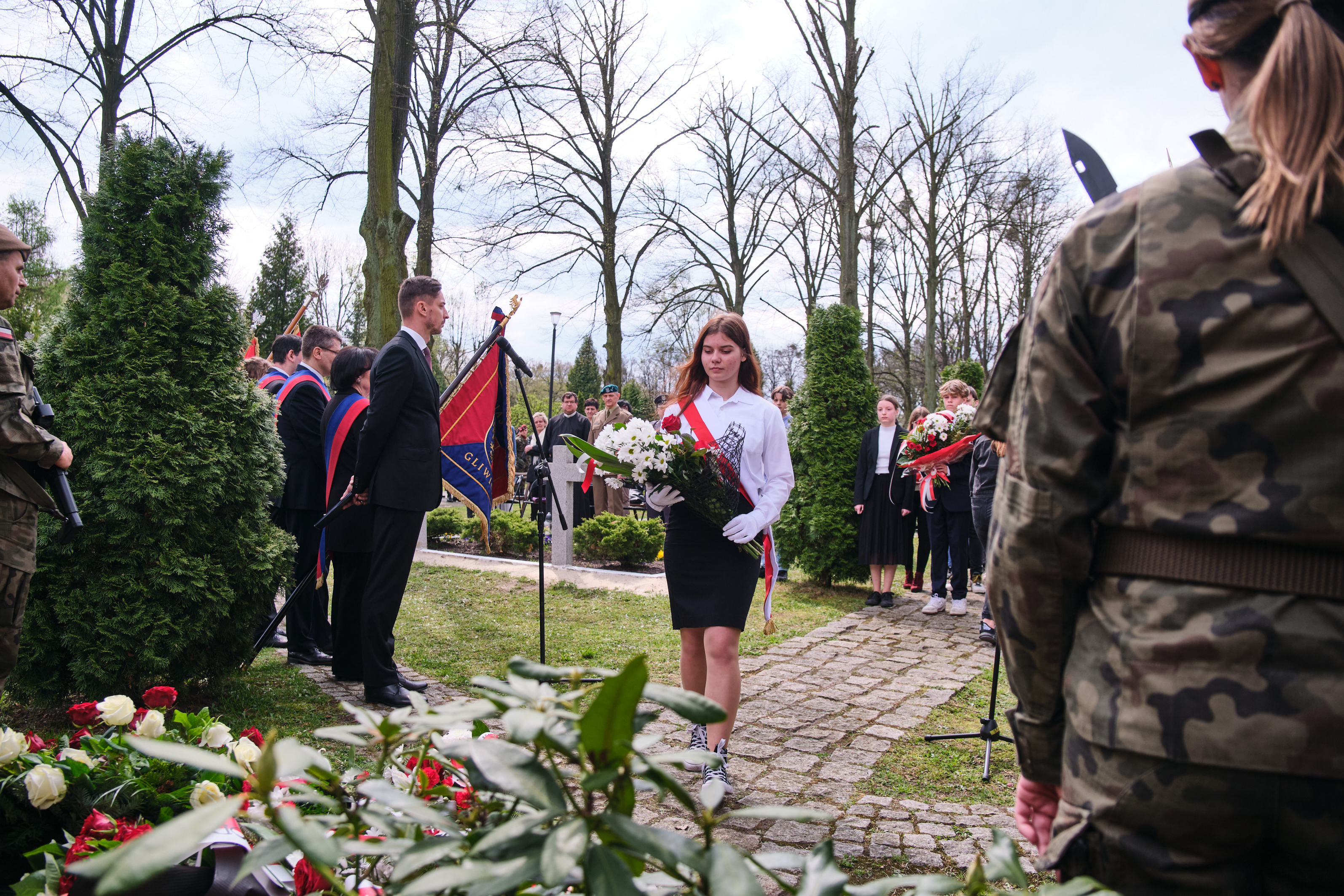 Fot. M.Buksa/UM Gliwice złożenie kwiatów na cmentarzu