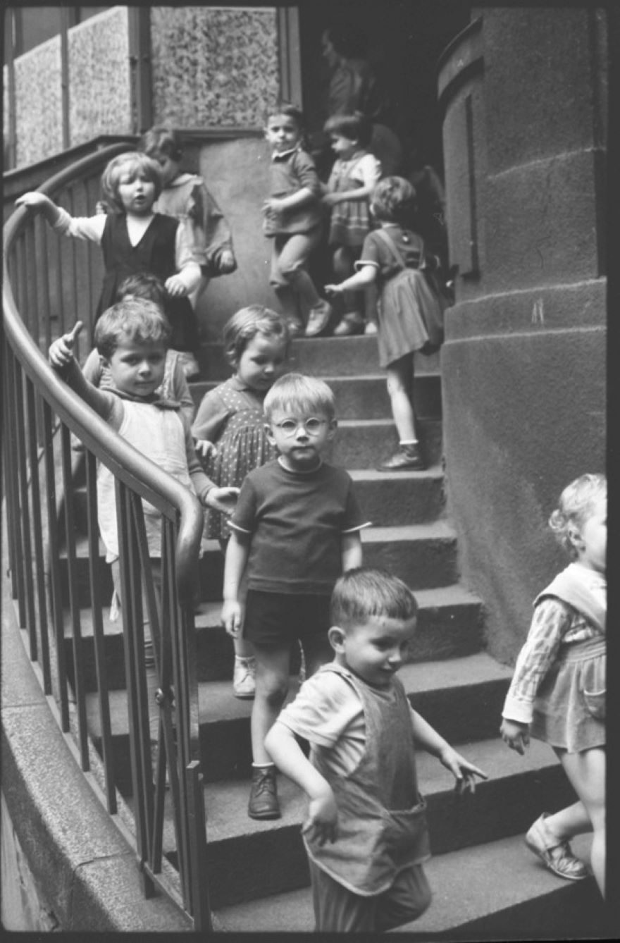 fot. Stanisław Jakubowski, Dzieci w przedszkolu (1963 r.) / negatyw z kolekcji Muzeum w Gliwicach chłopcy i dziewczynki, schody