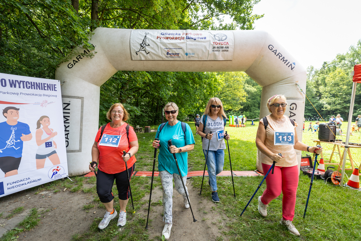 Fot. K.Krzemiński panie z kijkami nordic walking