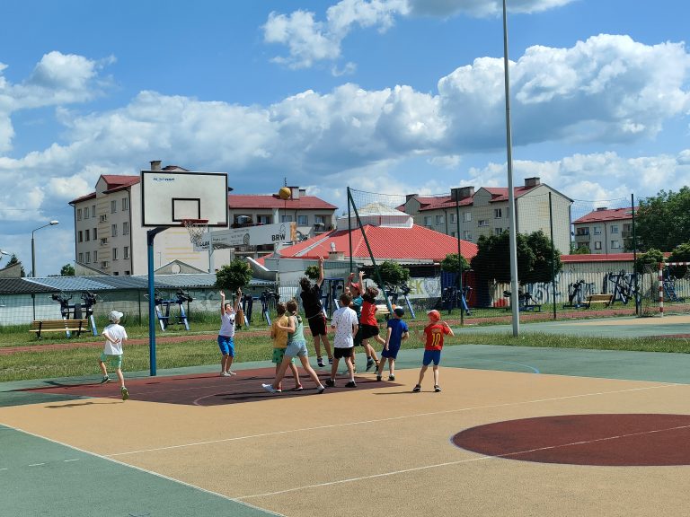 Fot. materiały MZUK dzieci na boisku