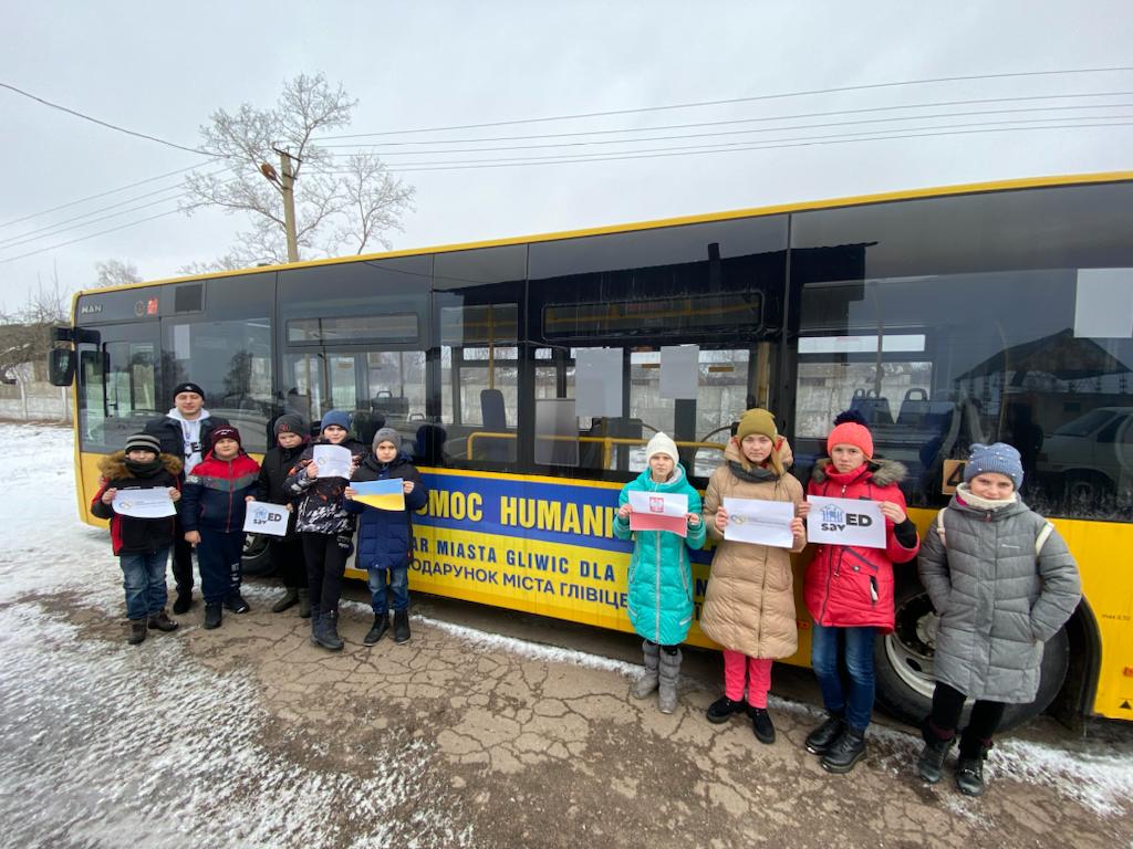 Autobus dotarł już na miejsce. Dzieci ze wsi Mychajło-Kotsyubinsk dziękują. fot. materiały PKM w Gliwicach Dzieci przy autobusie