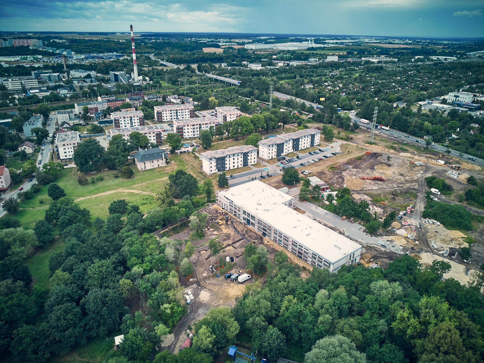 fot. M. Buksa / UM w Gliwicach droga, drzewa, budynki