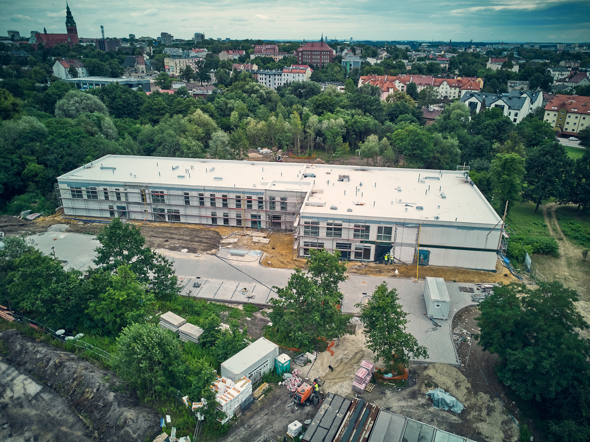 fot. M. Buksa / UM w Gliwicach droga, drzewa, budynki