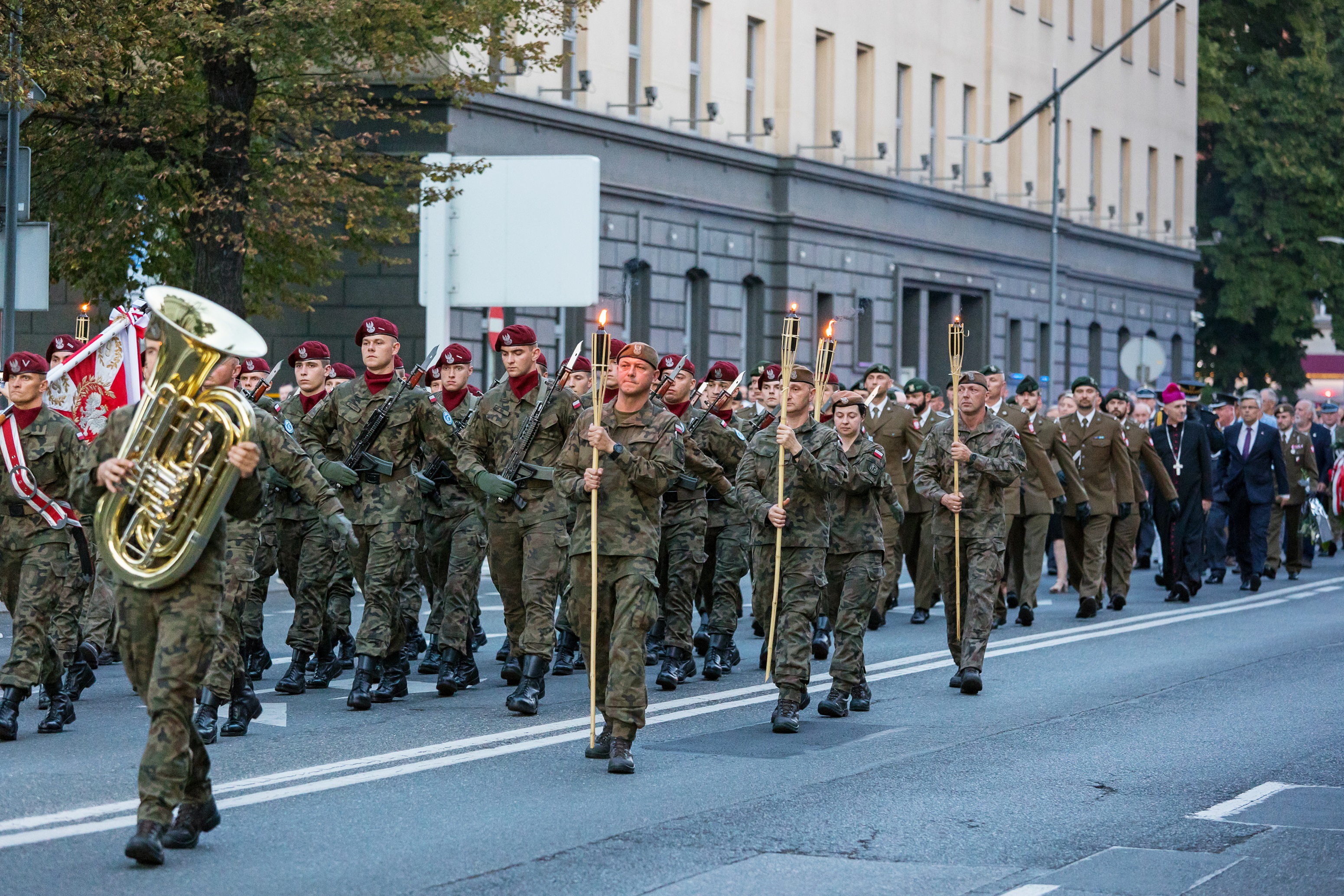 Fot. D. Nita-Garbiec/ UM w Gliwicach Żołnierze maszerujący ul. Wyszyńskiego