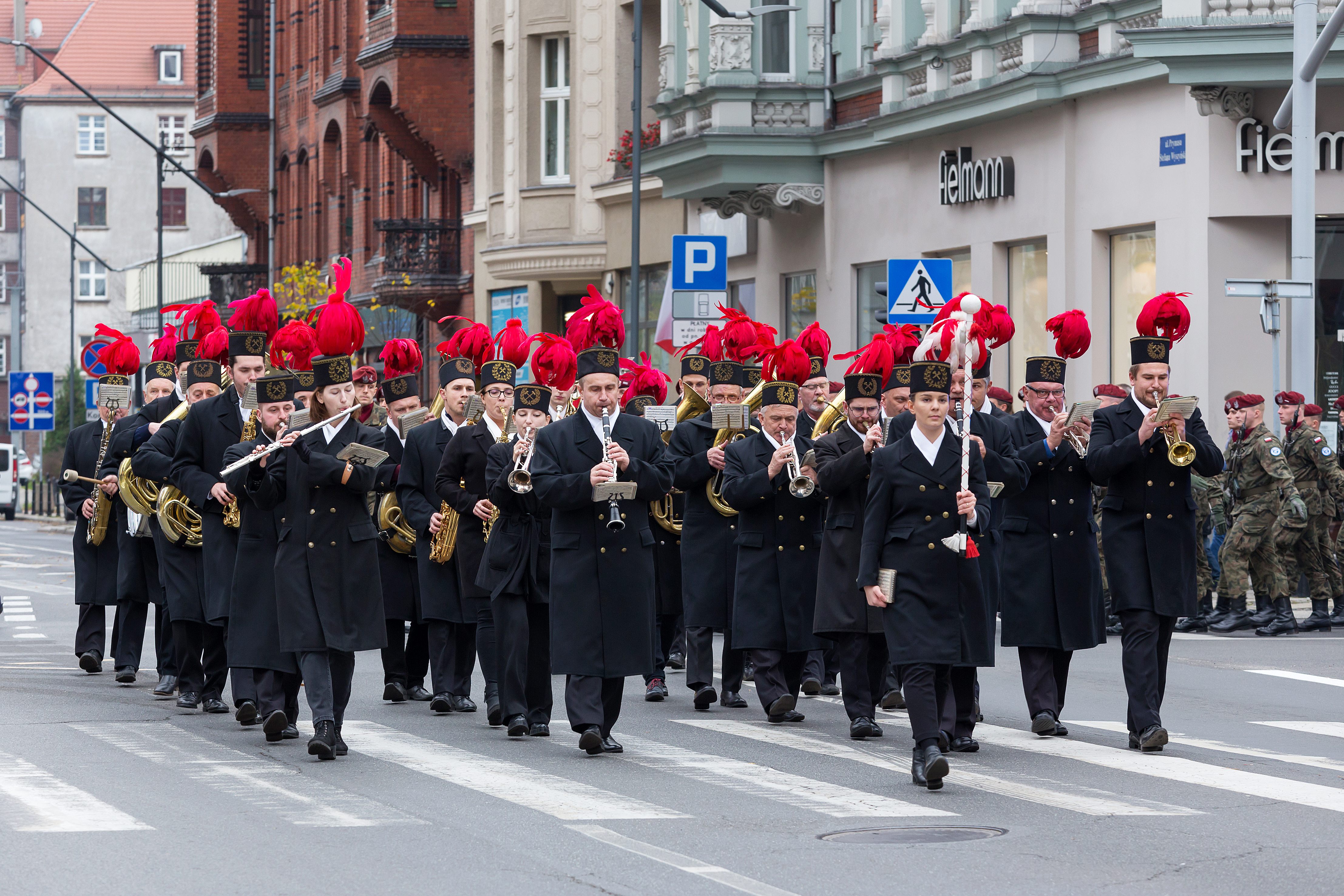 fot. D. Nita-Garbiec / UM Gliwice orkiestra gónicza w pochodzie na ulicy