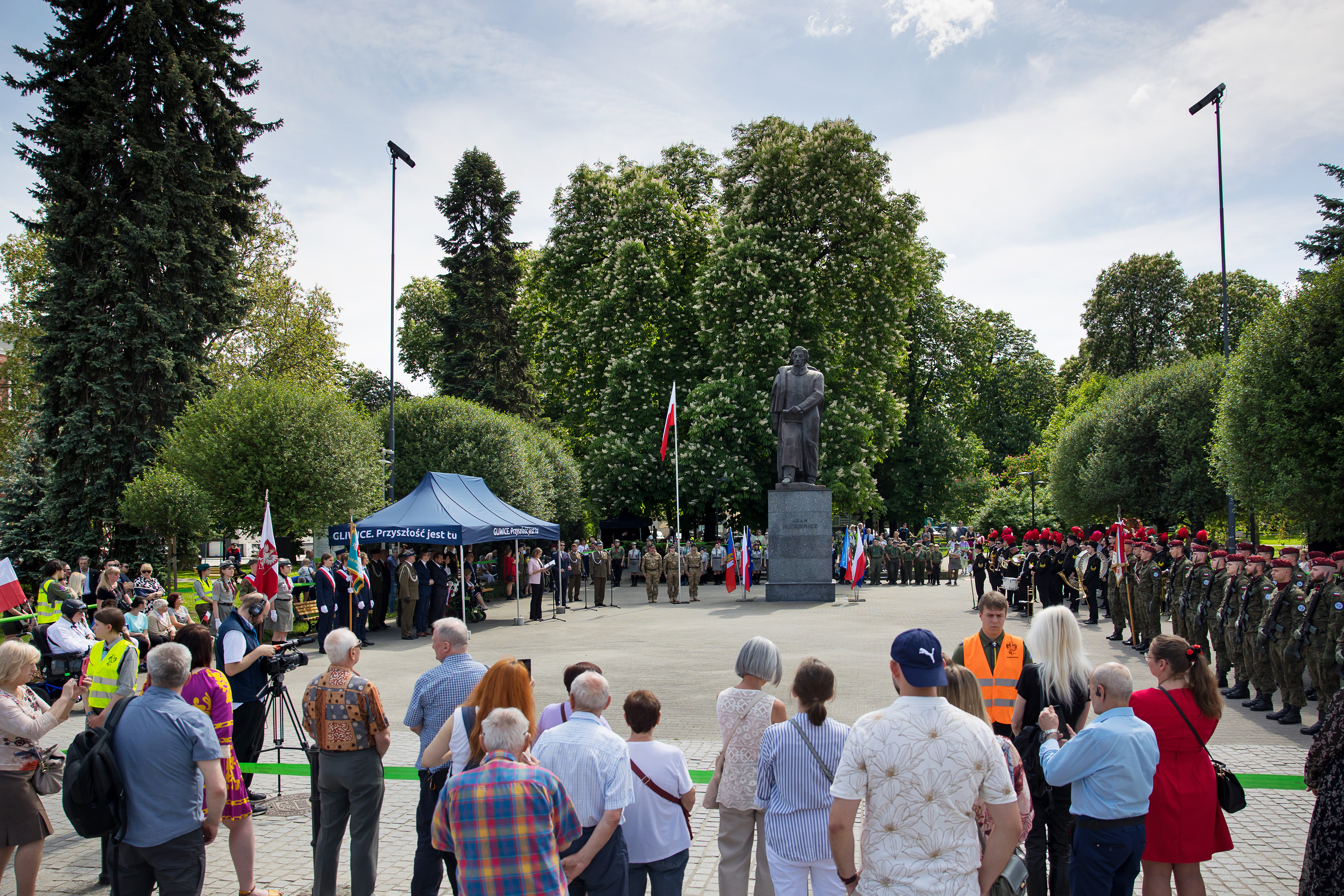 Fot. D. Nita-Garbiec/ UM w Gliwicach Goście zebrani na placu Mickiewicza