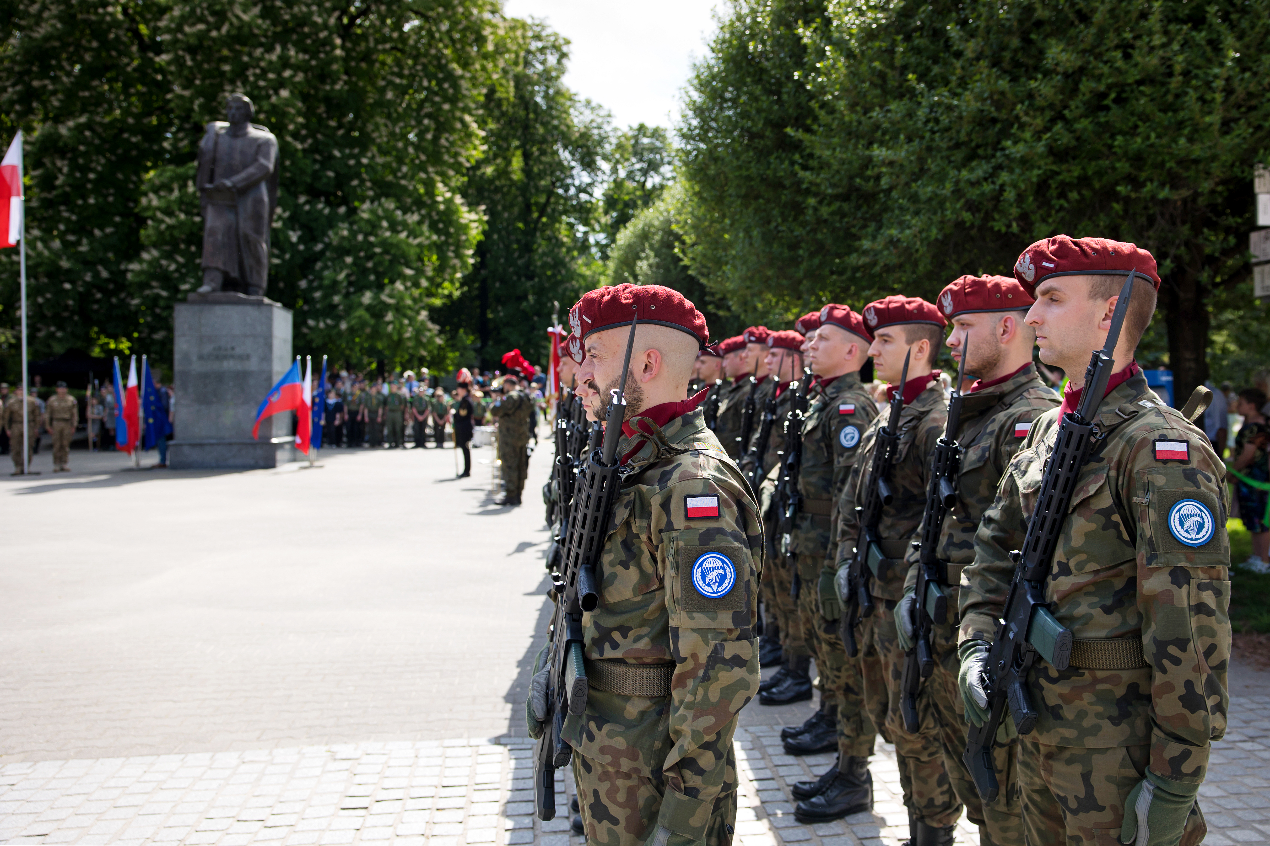 Fot. D. Nita-Garbiec/ UM w Gliwicach Żołnierze stojący przed pomnikiem Adama Mickiewicza