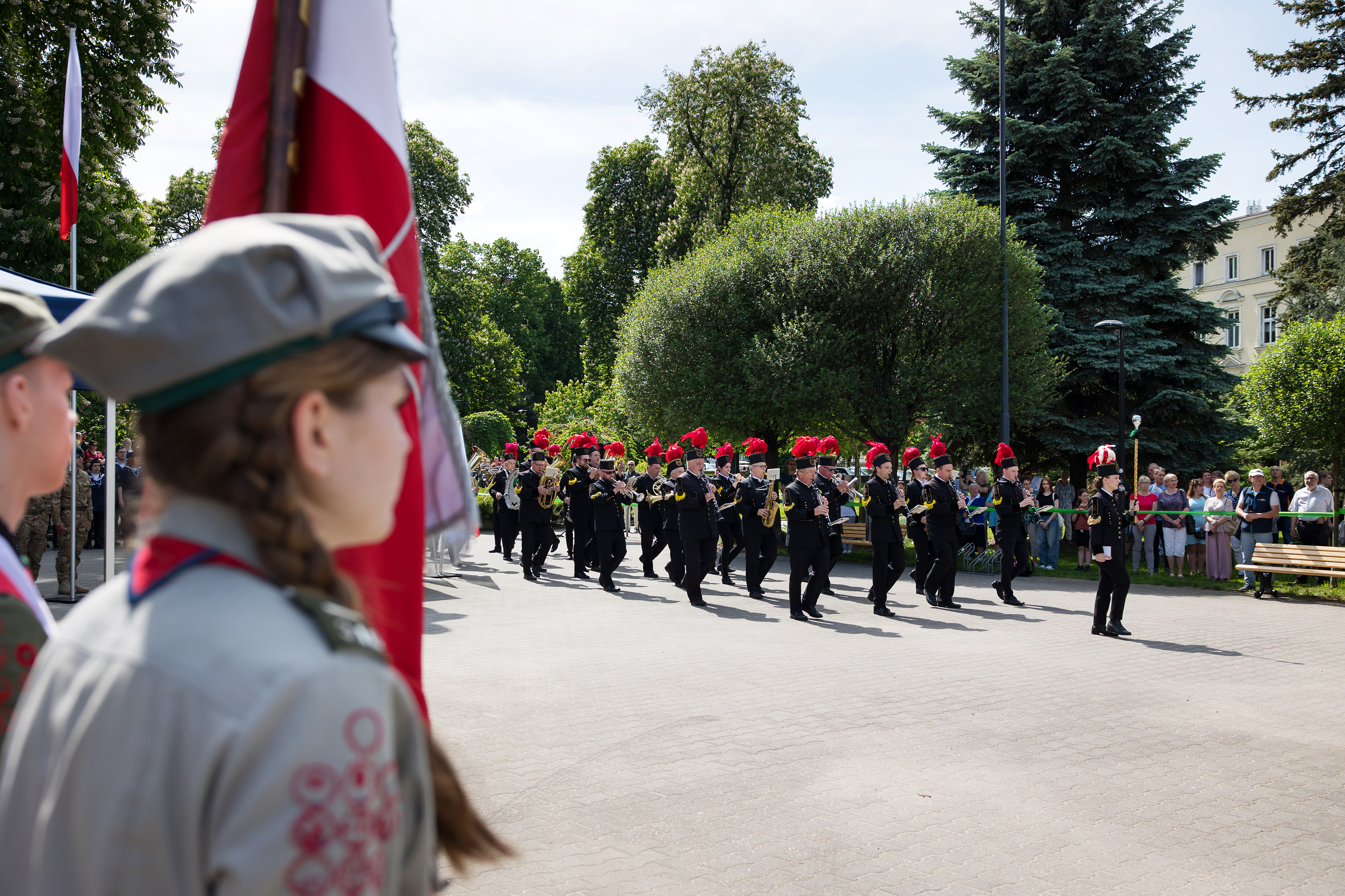 Fot. D. Nita-Garbiec/ UM w Gliwicach Orkiestra Dęta KWK "Sośnica" widoczna zza harcerki