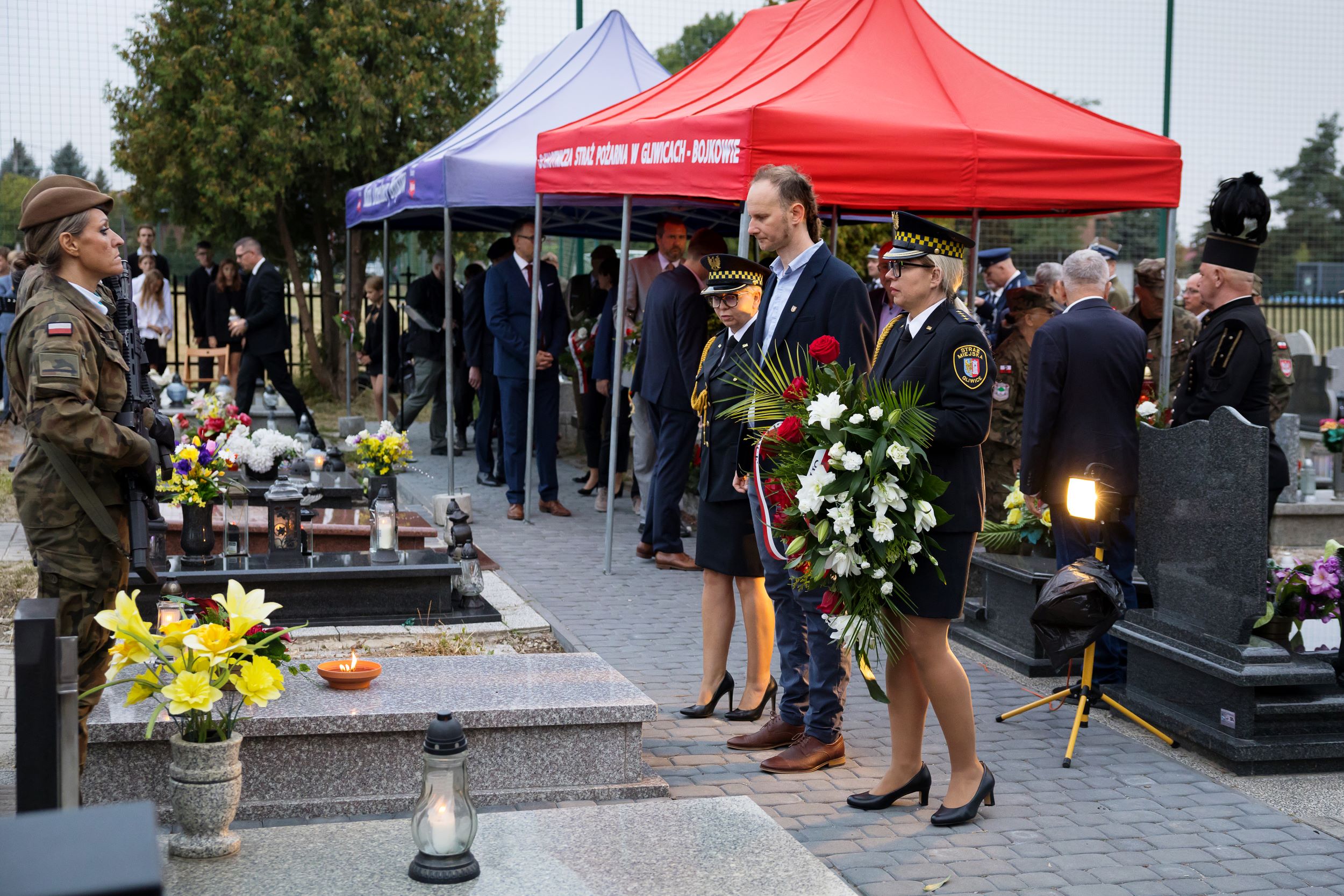Fot. D.Nita-Garbiec/UM Gliwice prezydent Gorczyński na cmentarzu w Bojkowie