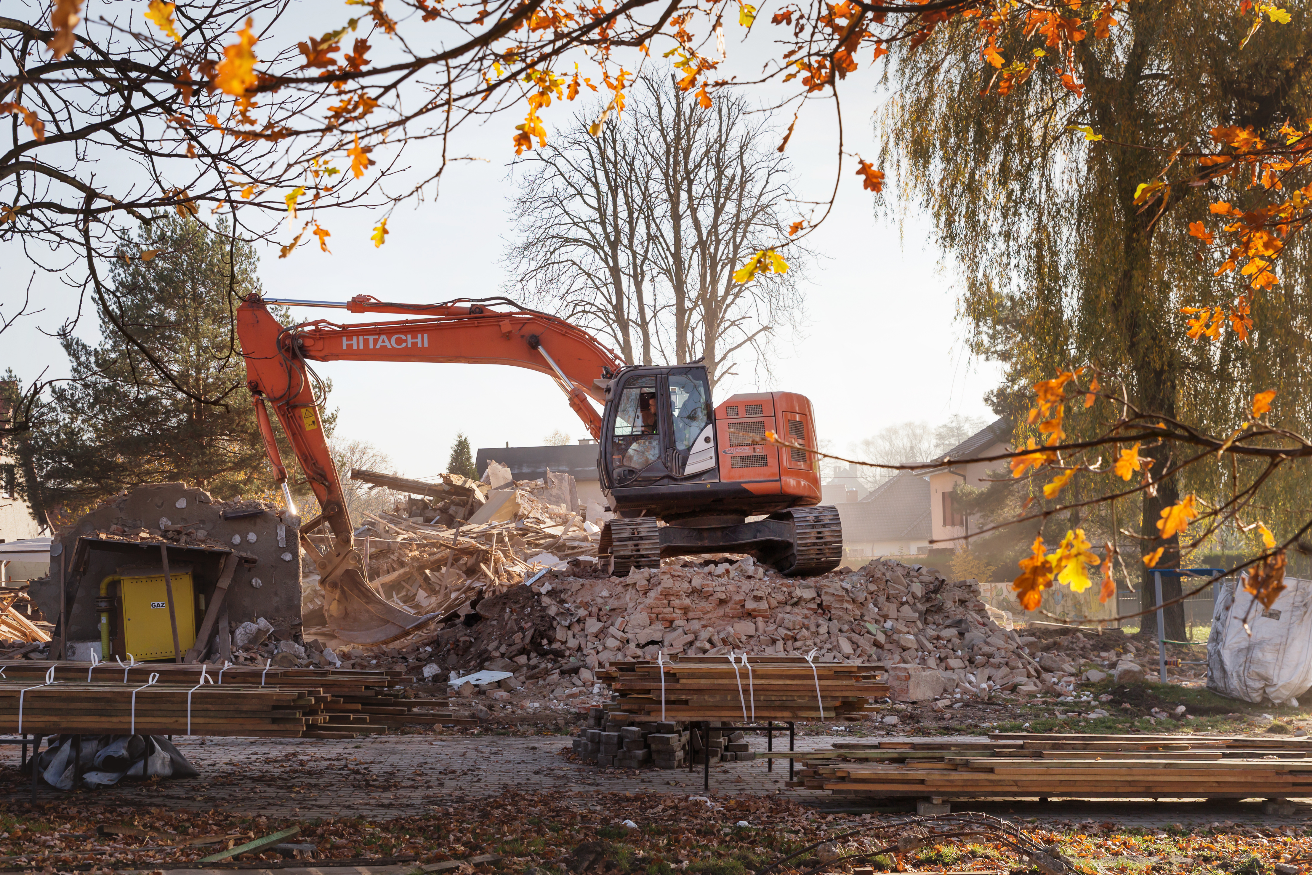 Trwa wyburzania budynku starego przedszkola przy ul. Elsnera. Jeśli wszystko pójdzie zgodnie z planem, w 2024 r. zostanie oddane do użytku nowe, dla 200 dzieci. Fot. D. Nita-Garbiec/UM Gliwice wyburzanie starego budynku przedszkola