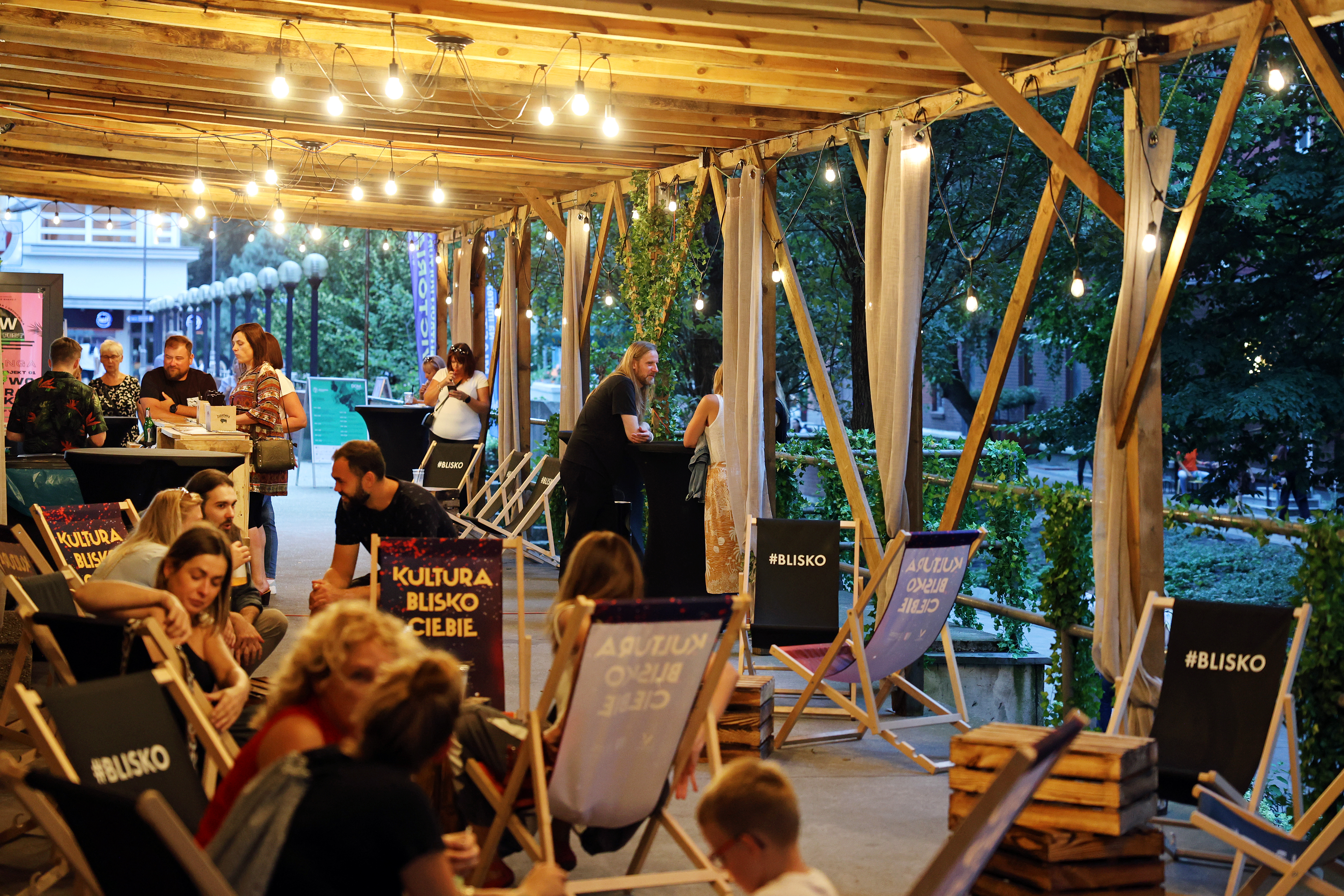 Rynek Kultury. Fot. D.Nita-Garbiec/archiwum UM Gliwice ludzie na tarasie Ruin Teatru