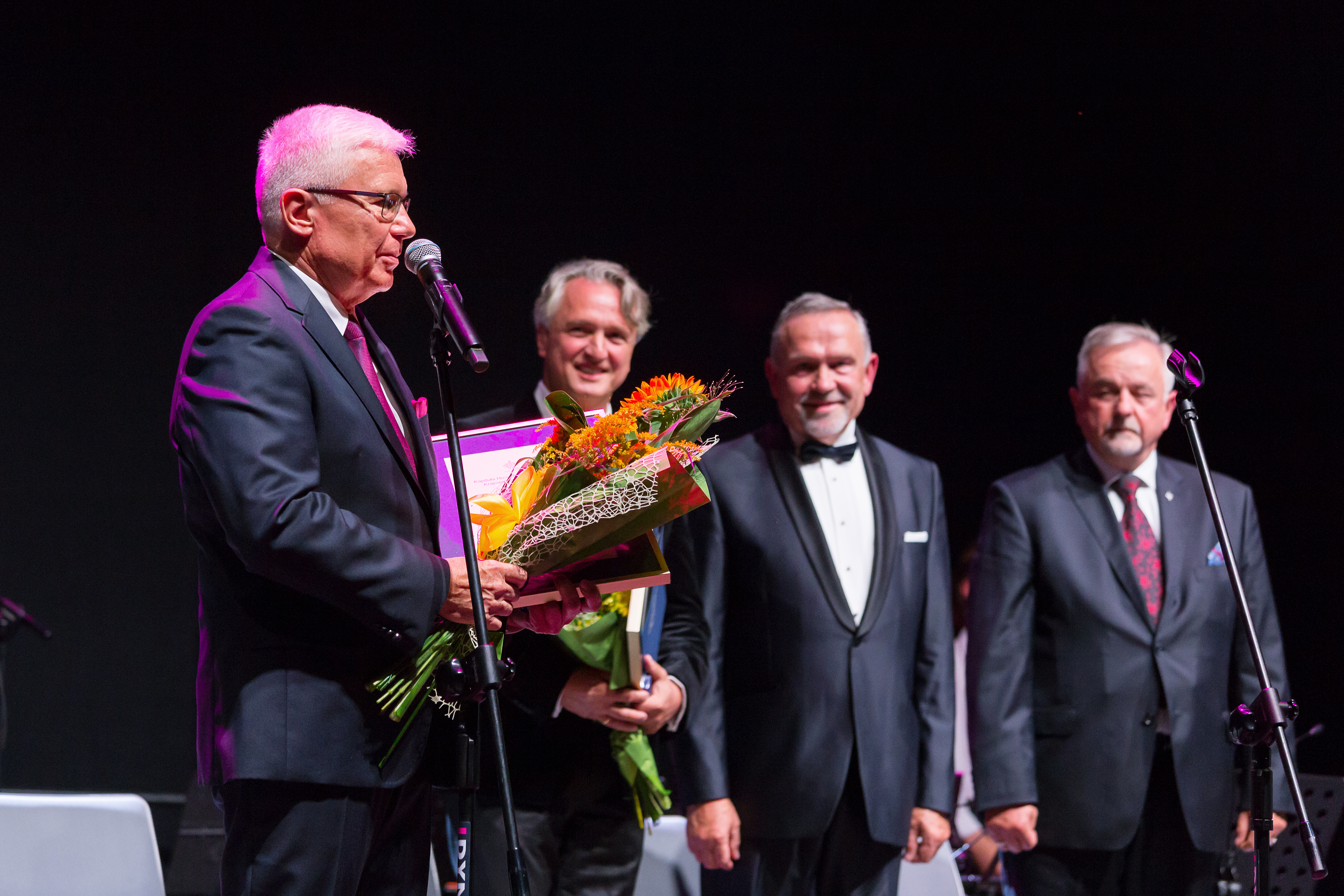 Fot. D.Nita-Garbiec/UM Gliwice prezydent Gliwic odbiera nagrodę