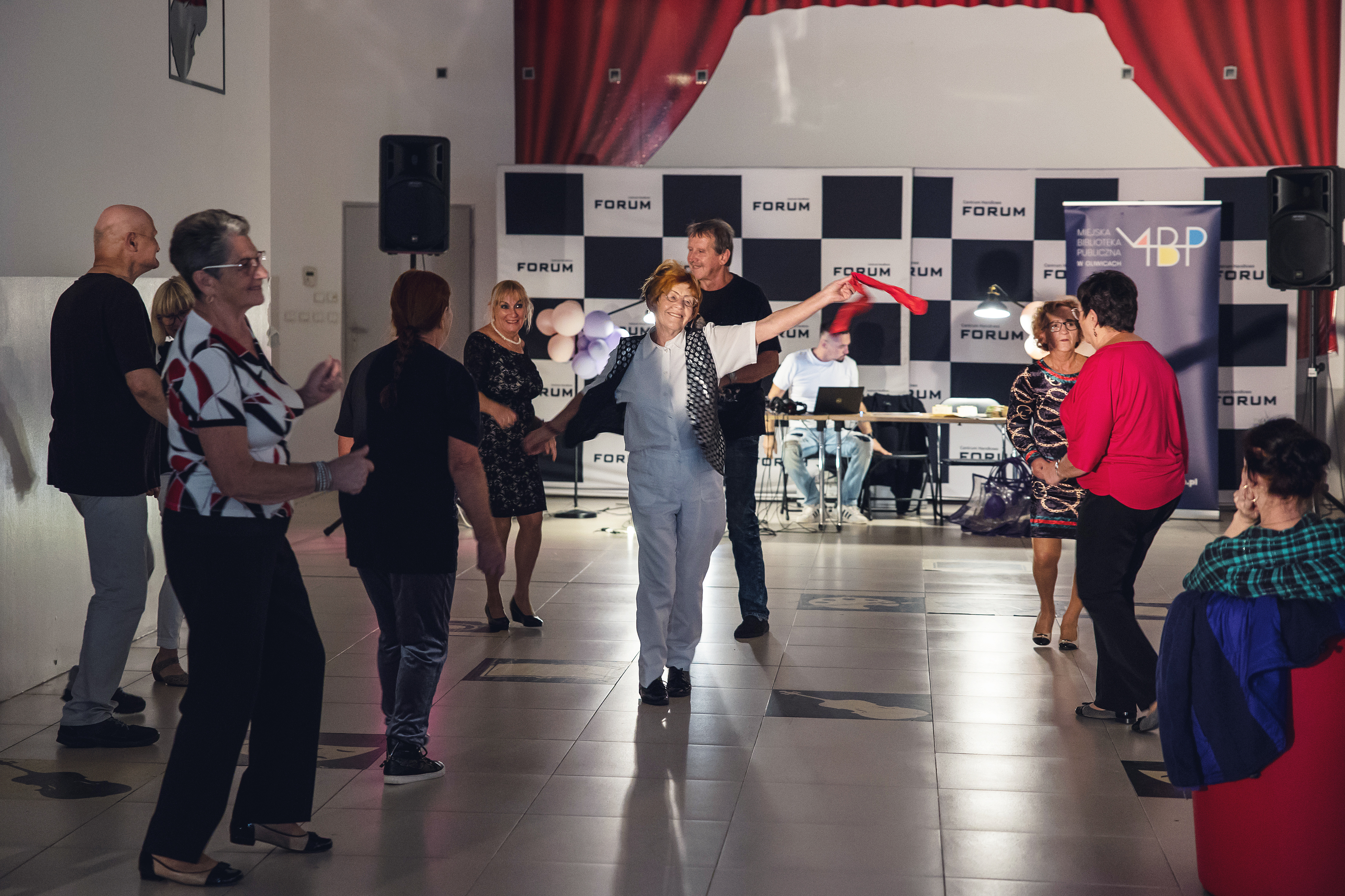 Fot. D.Nita-Garbiec/UM Gliwice seniorzy tańczą na scenie
