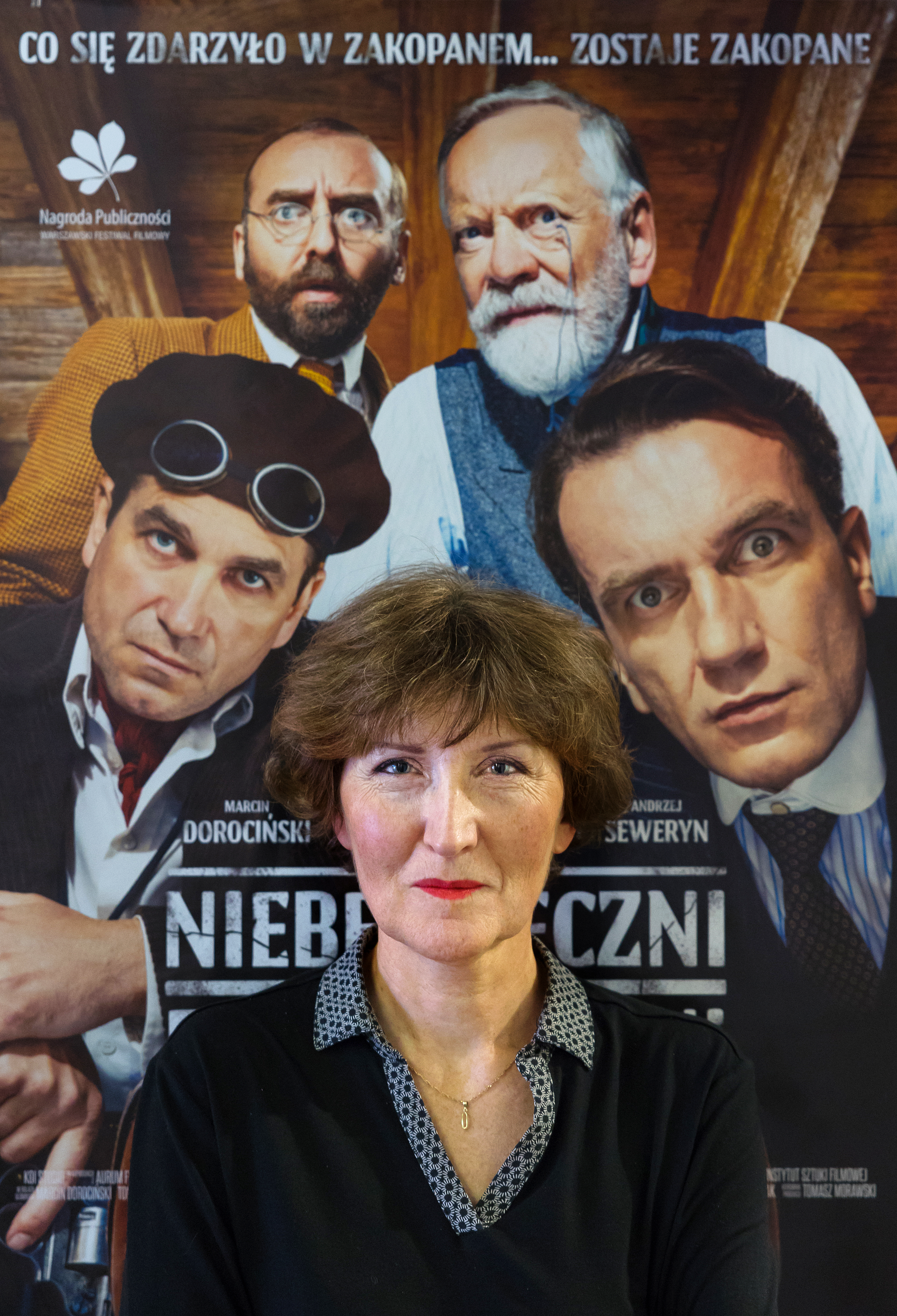 Urszula Biel (fot. D. Nita-Garbiec / UM w Gliwicach) kobieta na tle plakatu