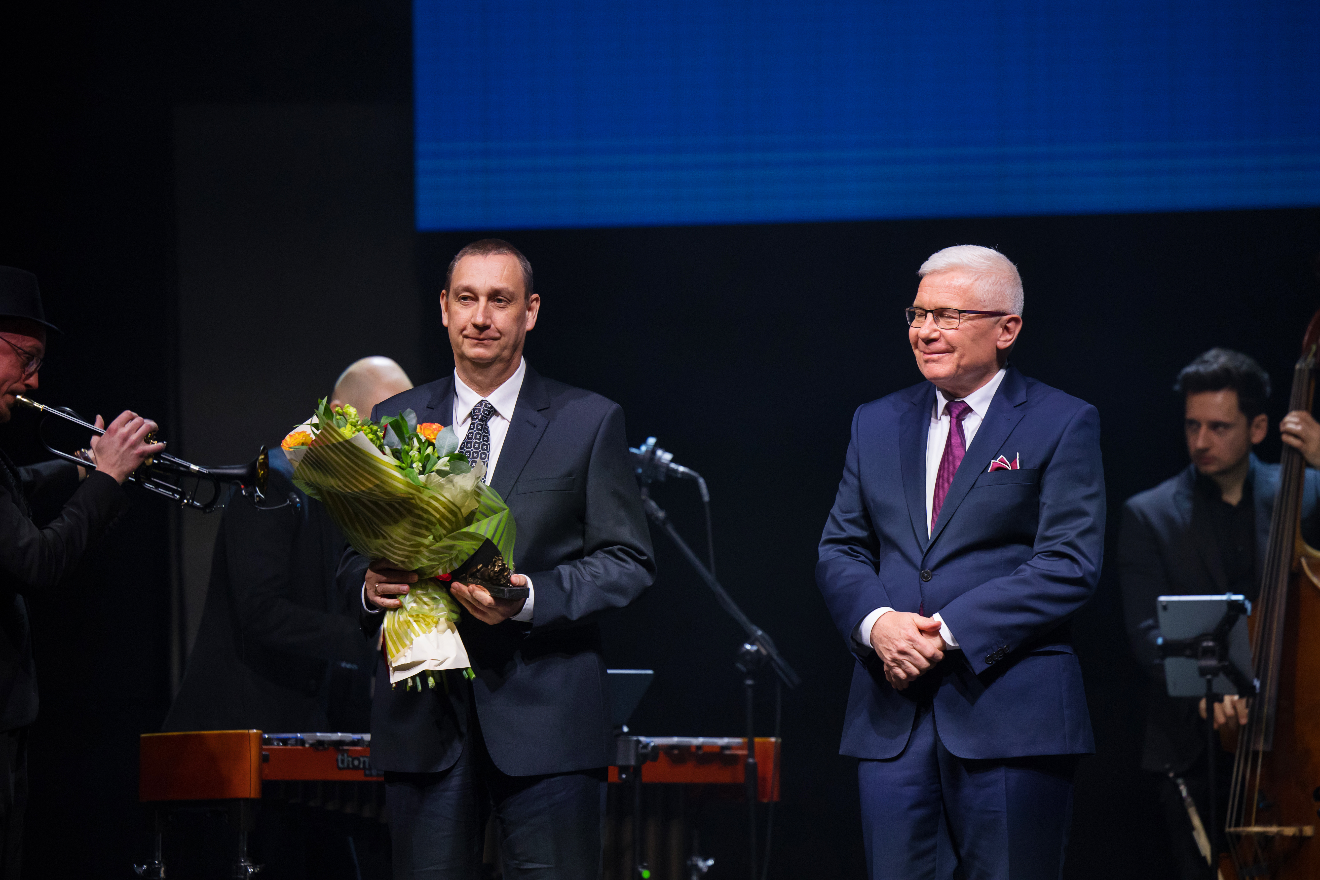Fot. D. Nita-Garbiec/UM w Gliwicach Prezydent Adam Neumann i leureat Gliwickiego Lwa Przemysław Gliklich na scenie