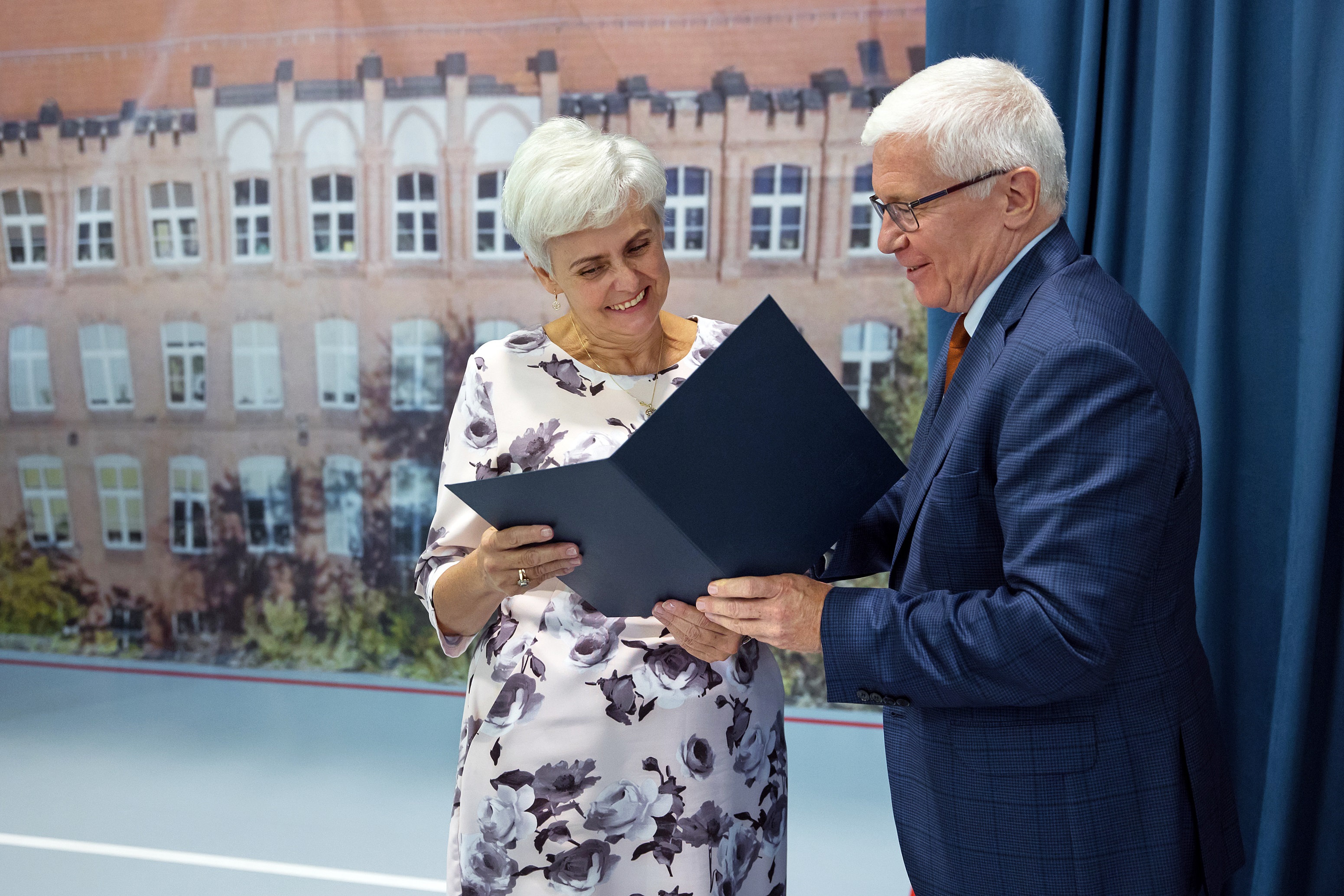 Fot. D. Nita-Garbiec/ UM w Gliwicach Prezydent Gliwic, Adam Neumann wręczający podziękowanie dyrektor Aleksandrze Szyszce