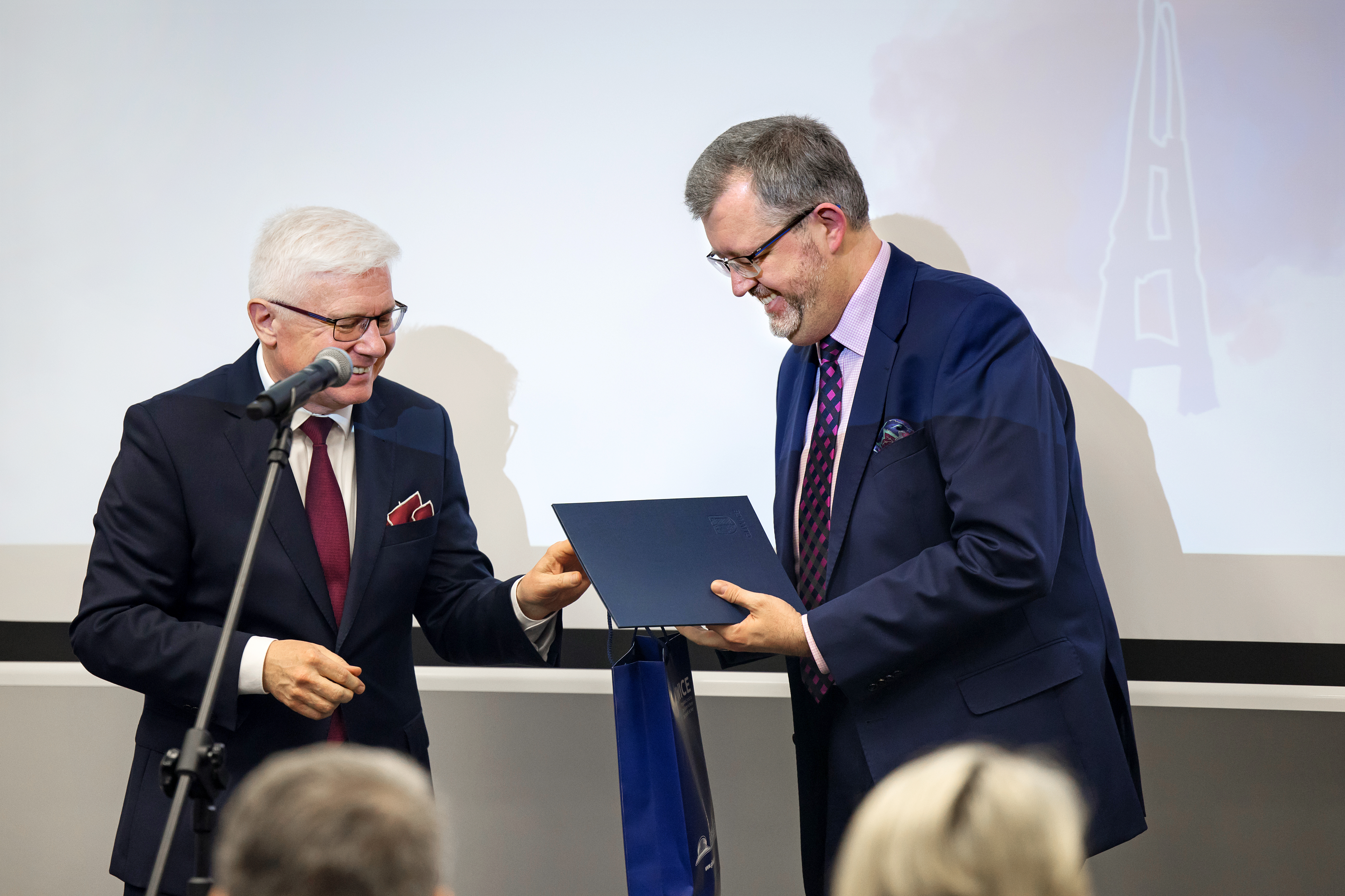 Fot. D. Nita-Garbiec/UM w Gliwicach Prezydent wręcza nagrodę