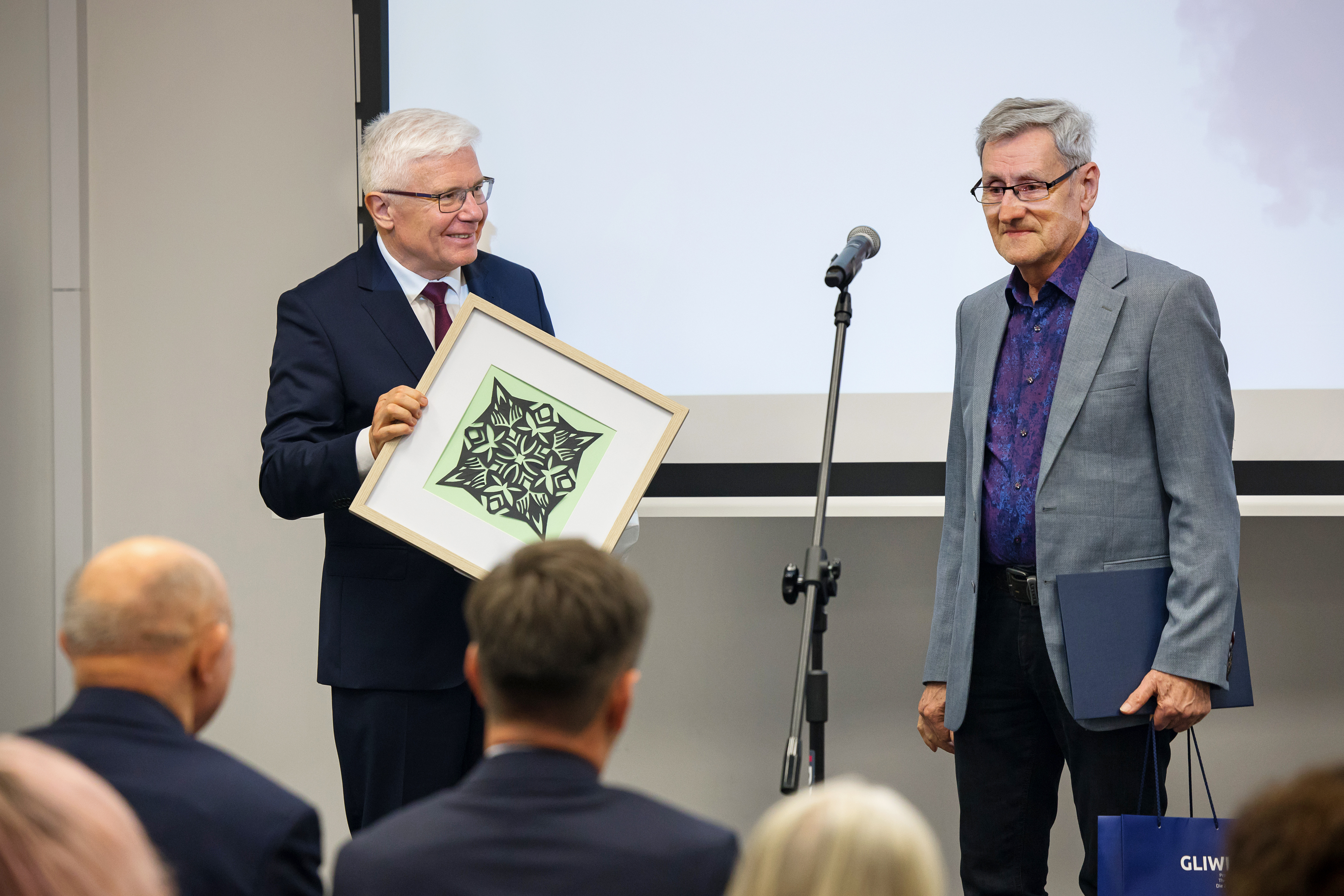 Fot. D. Nita-Garbiec/UM w Gliwicach Prezydent trzyma obraz, obok Tadeusz Patykowski