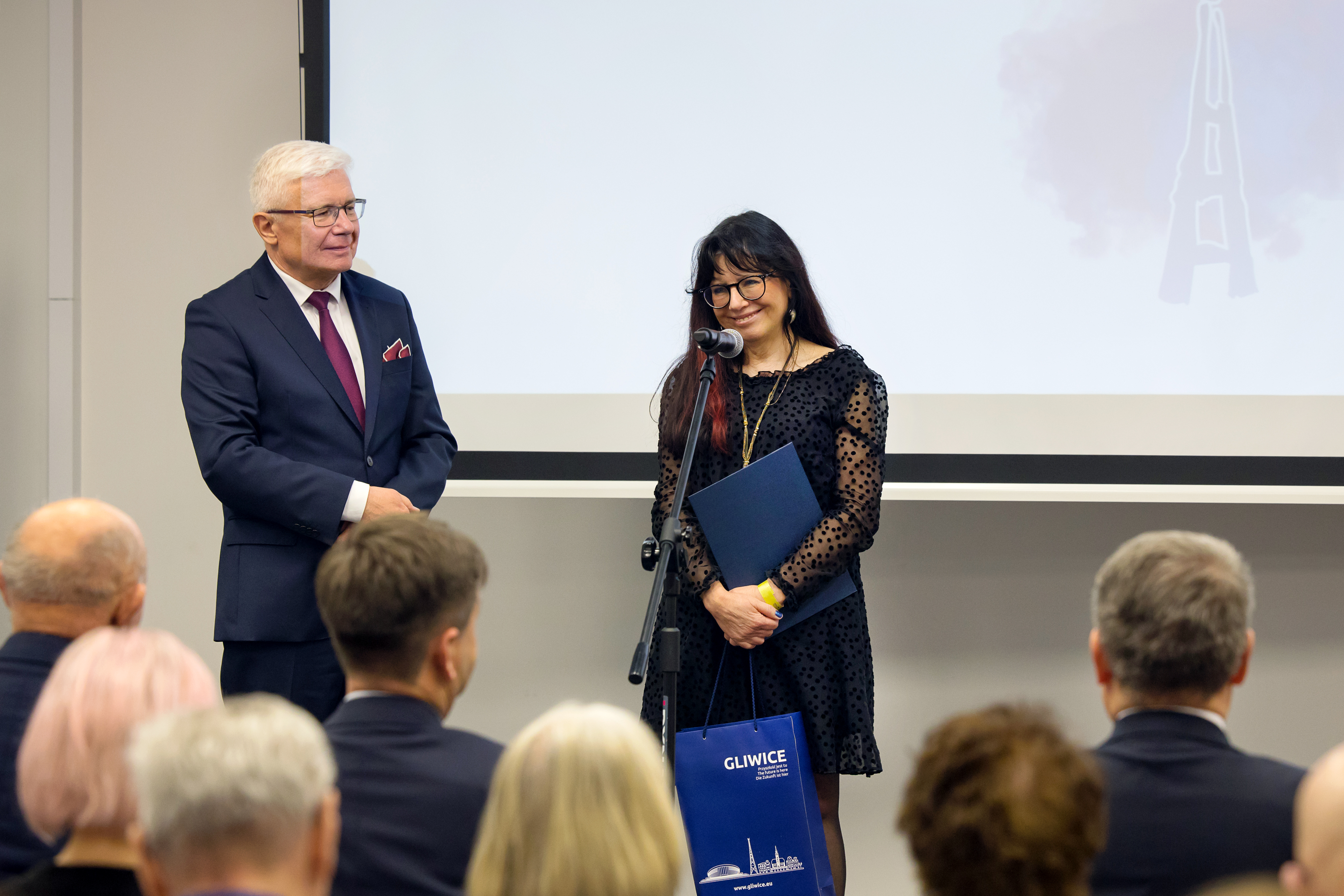 Fot. D. Nita-Garbiec/UM w Gliwicach Ewa Pokorska-Ożóg mówi do mikrofonu, obok prezydent Neumann