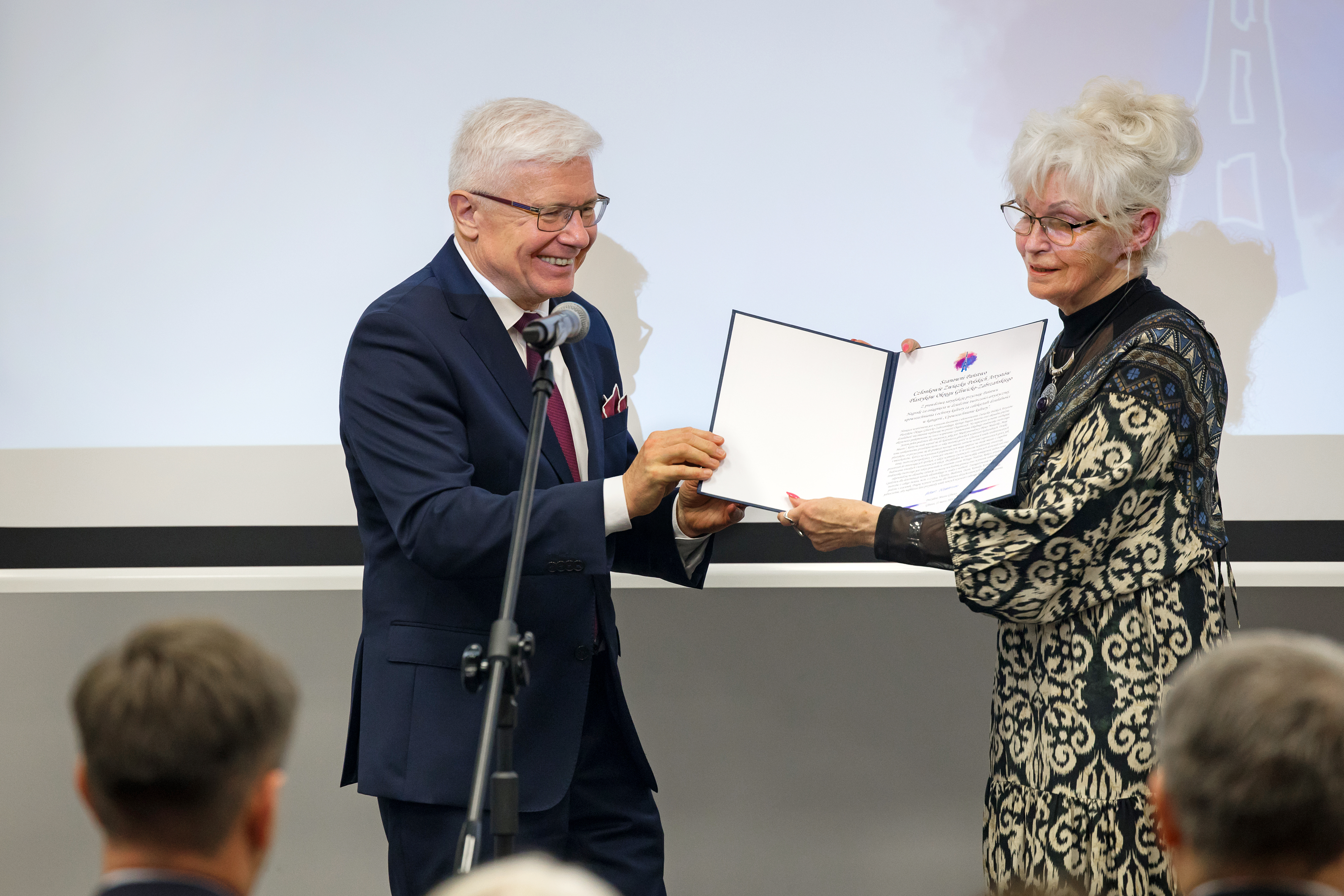 Fot. D. Nita-Garbiec/UM w Gliwicach Prezydent wręcza nagrodę