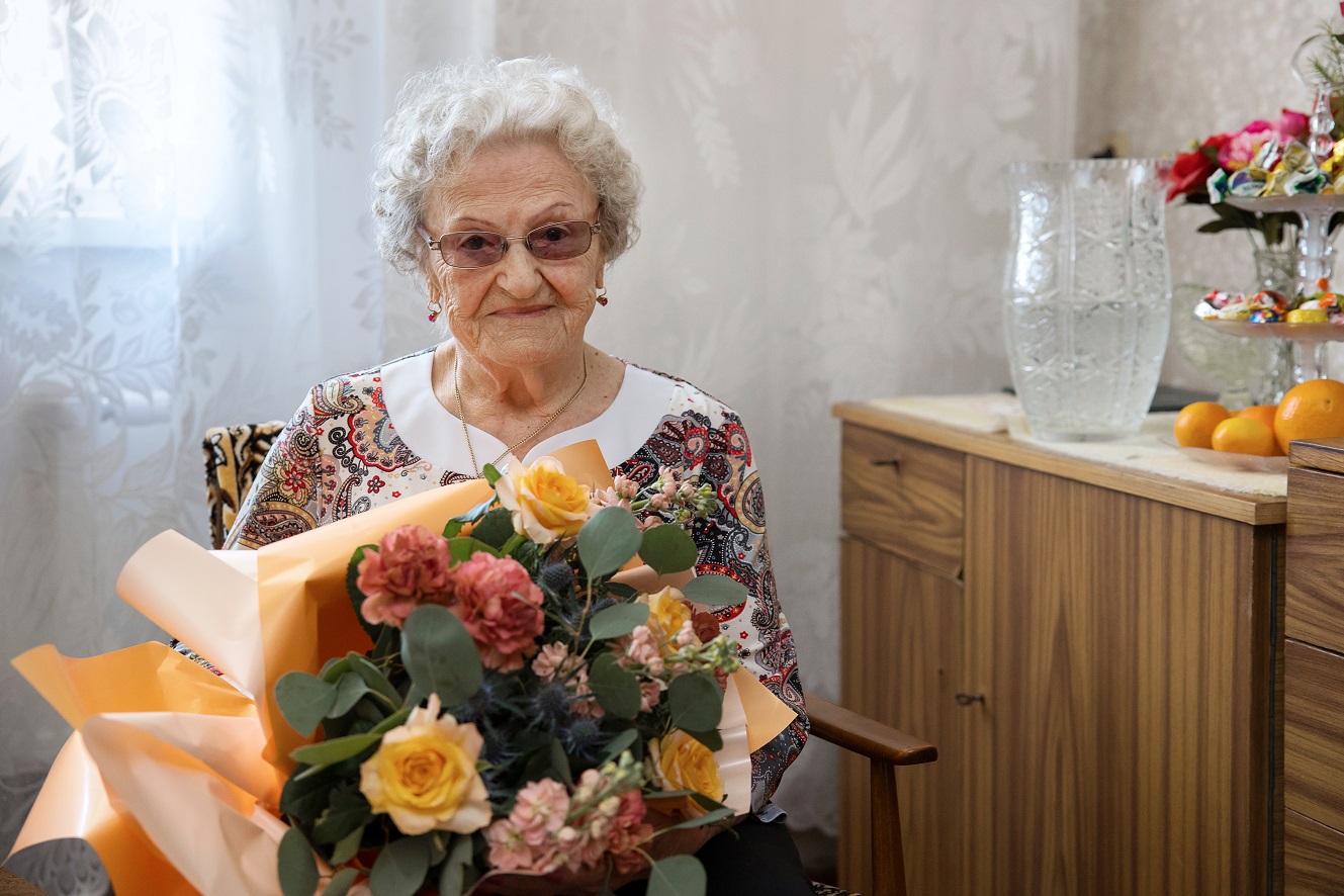 Fot. D.Nita-Garbiec/UM Gliwice Irena Kowalczyk z bukietem kwiatów