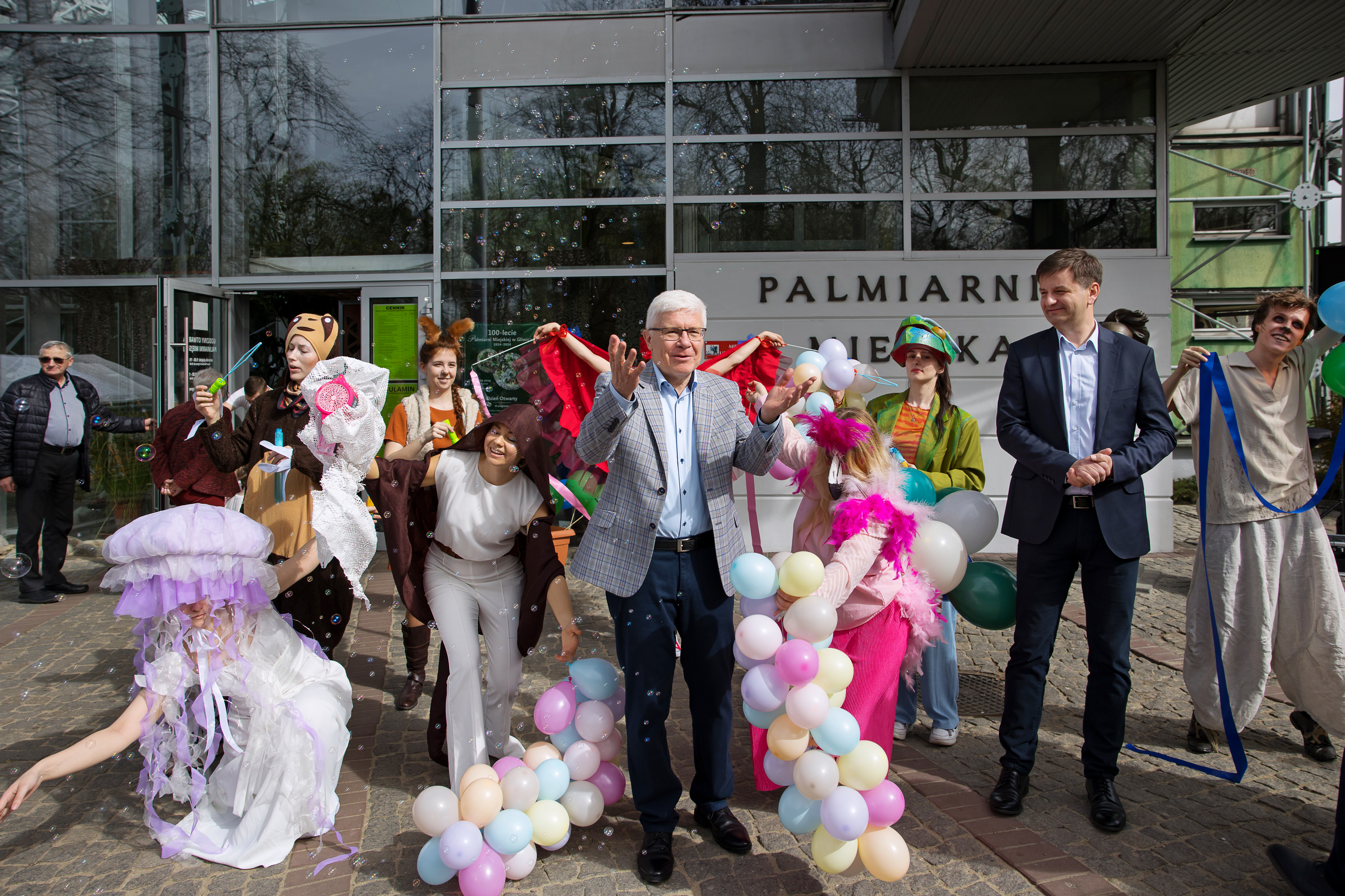 Fot. D.Nita-Garbiec/UM Gliwice Prezydent Adam Neumann i jego zastępca Mariusz Śpiewok przed Palmiarnią