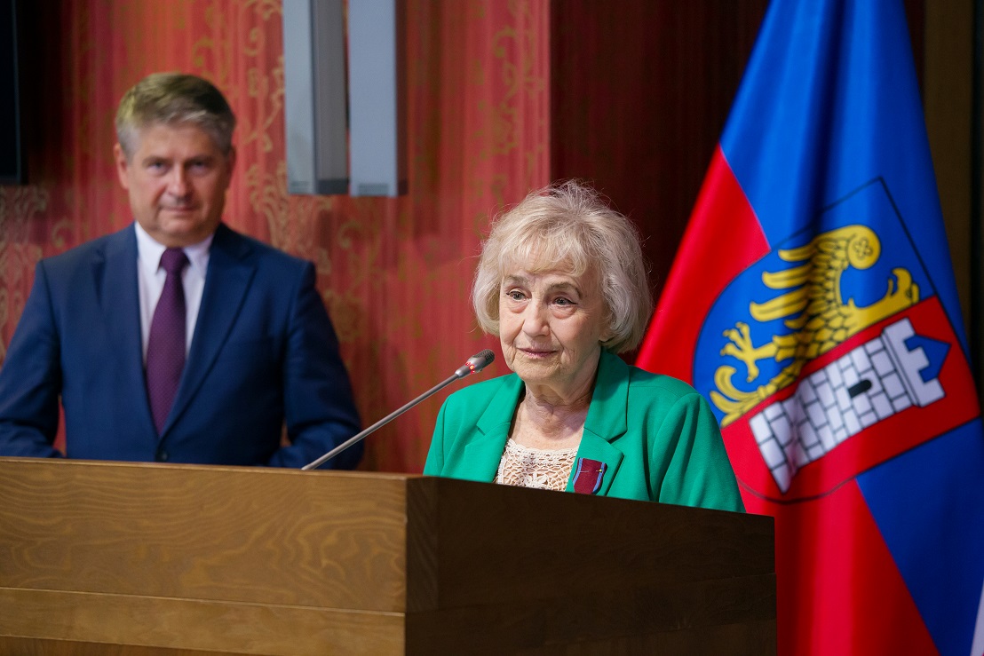 Krystyna Jurczewska-Płońska tuż przed sesją Rady Miasta Gliwice, po odebraniu Złotego Krzyża Zasługi. Fot. D.Nita-Garbiec/UM Gliwice Krystyna Jurczewska-Płońska