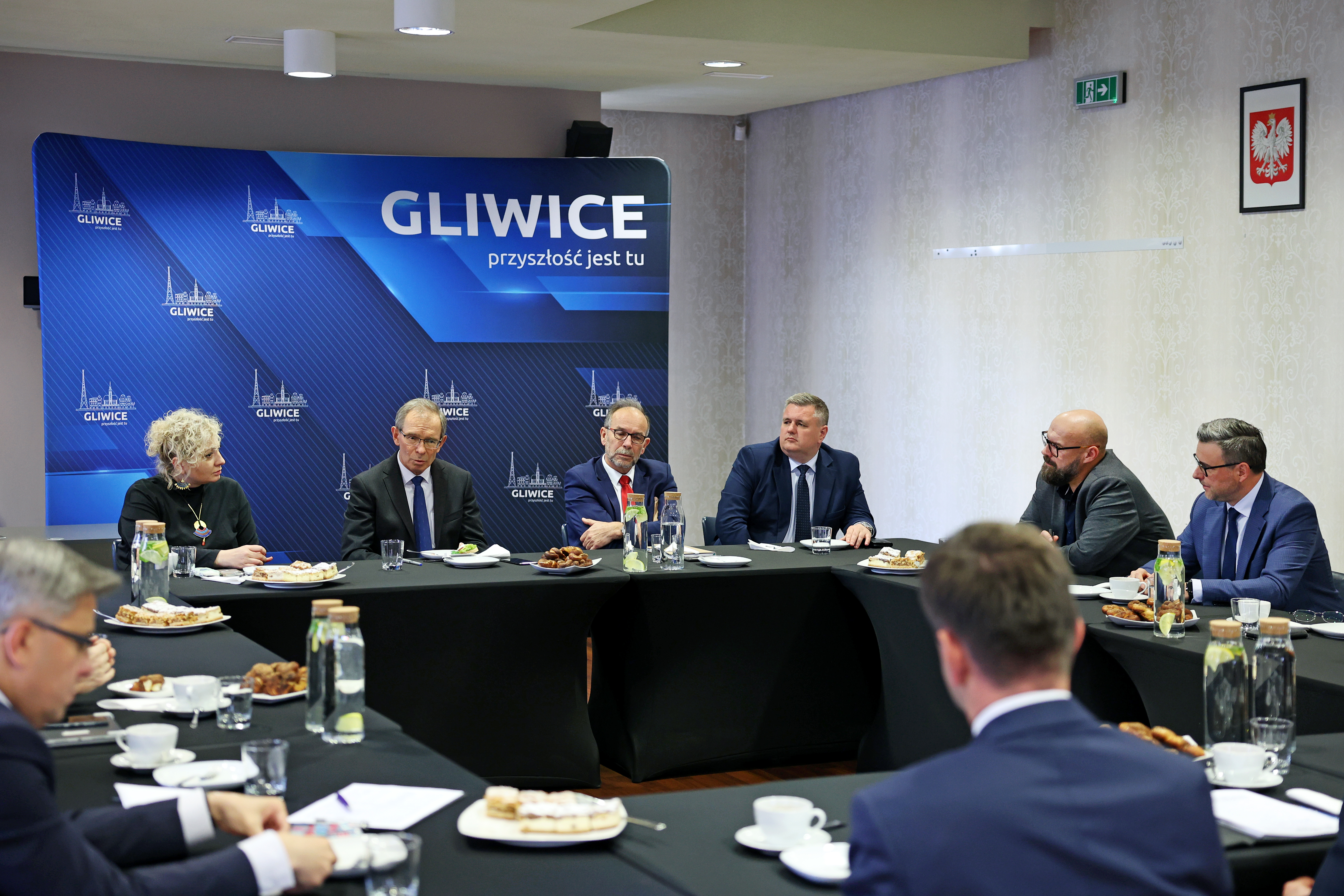 Fot. D. Nita-Garbiec/ UM w Gliwicach Samorządowcy powiatu gliwickiego siedzący przy stole z parlamentarzystami