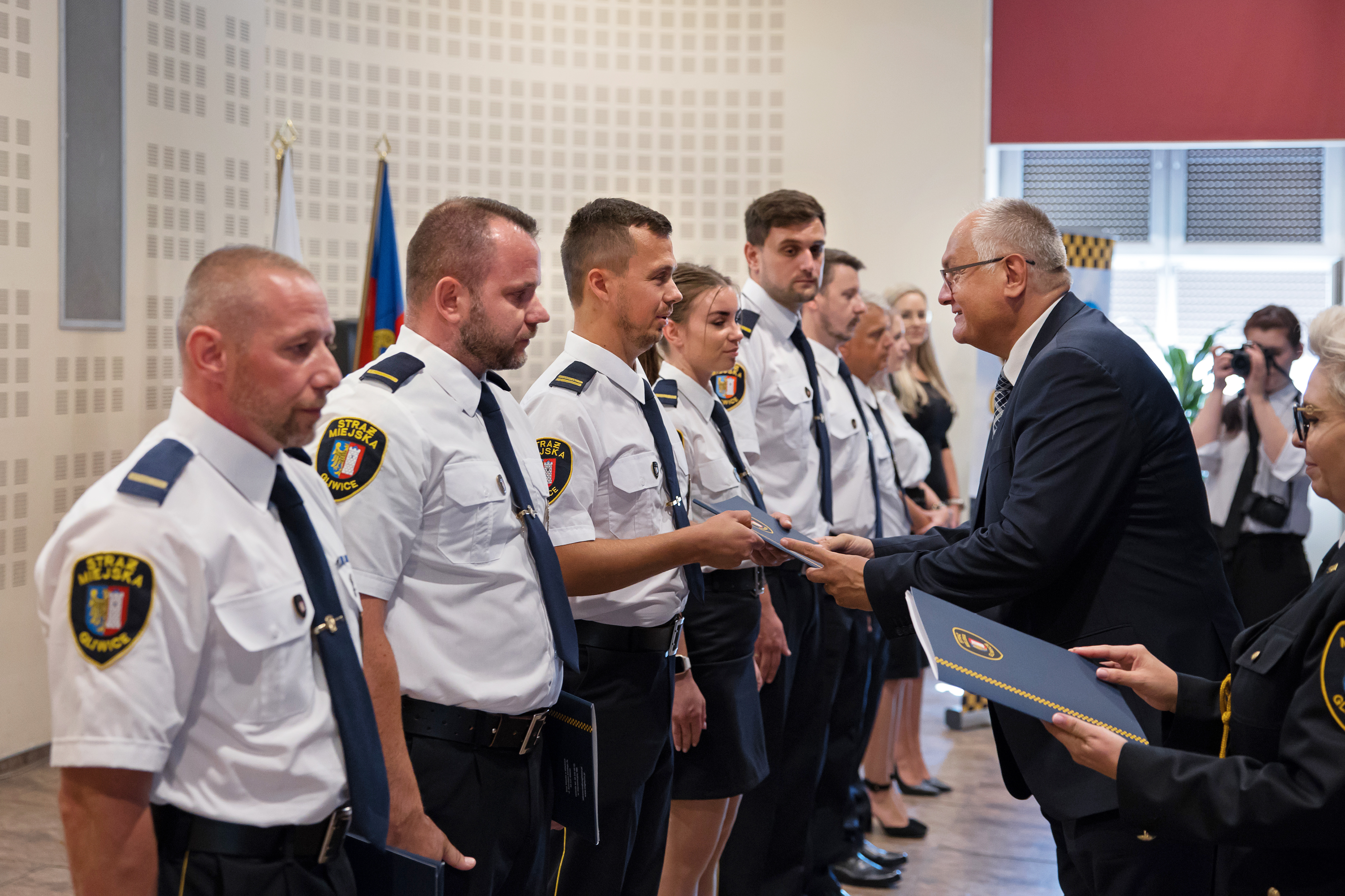 Fot. D. Nita-Garbiec/ UM w Gliwicach Prezydent Zięba wręczający strażnikom decyzje o awansach