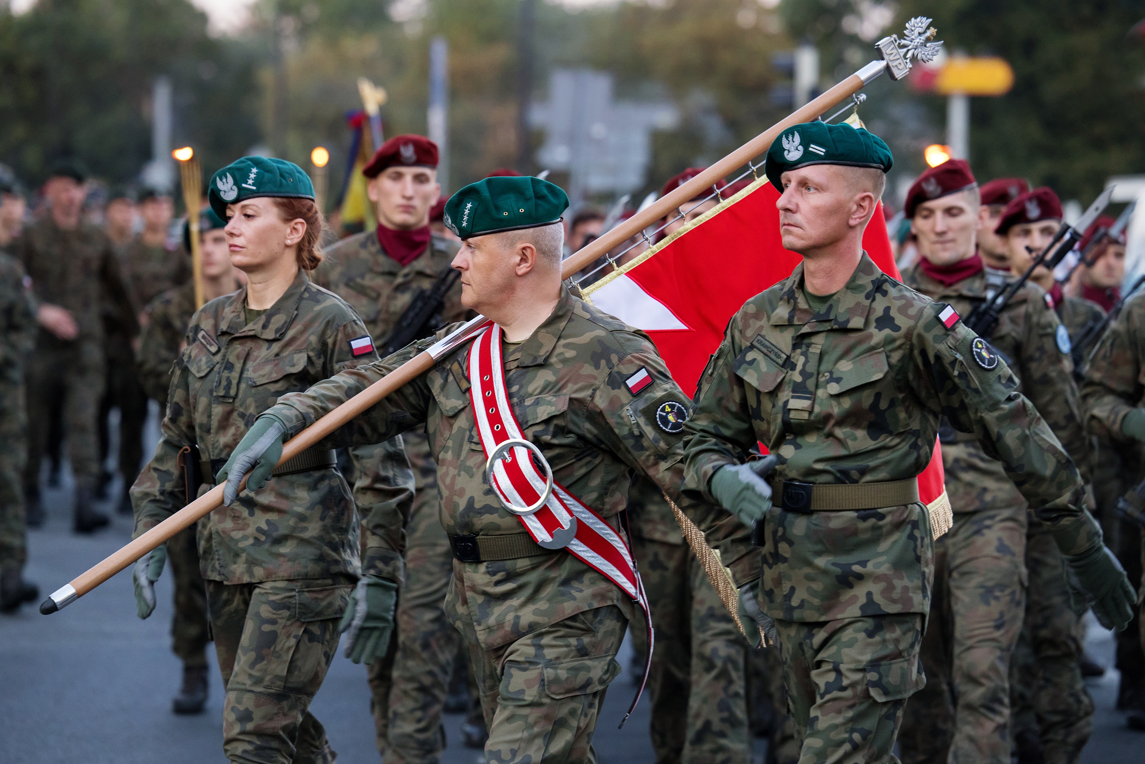 Fot. D. Nita-Garbiec/ UM w Gliwicach Żołnierze maszerujący ze sztandarem