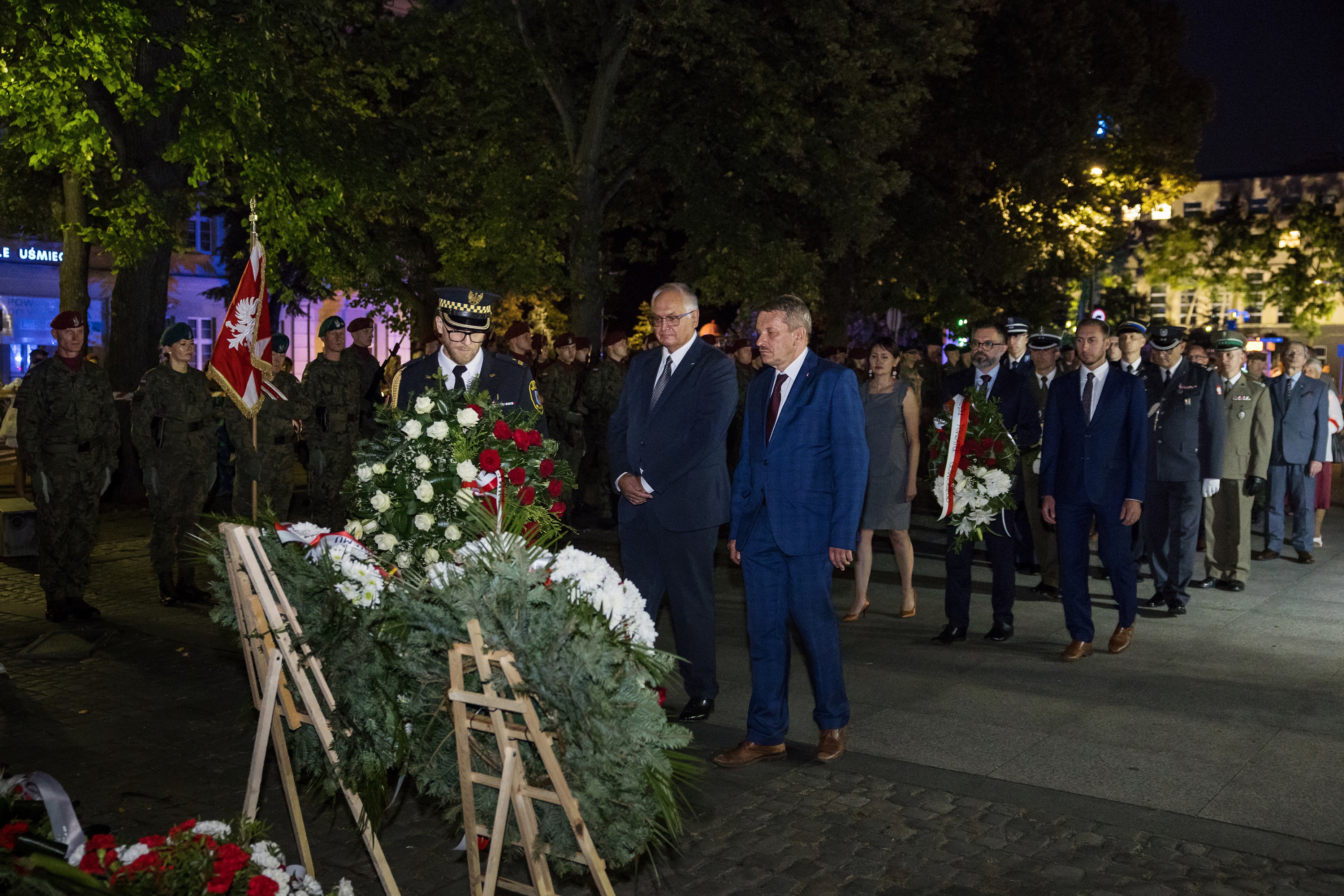 Fot. D. Nita-Garbiec/ UM w Gliwicach Przedstawiciele miasta składający kwiaty pod pomnikiem marszałka Piłsudskiego