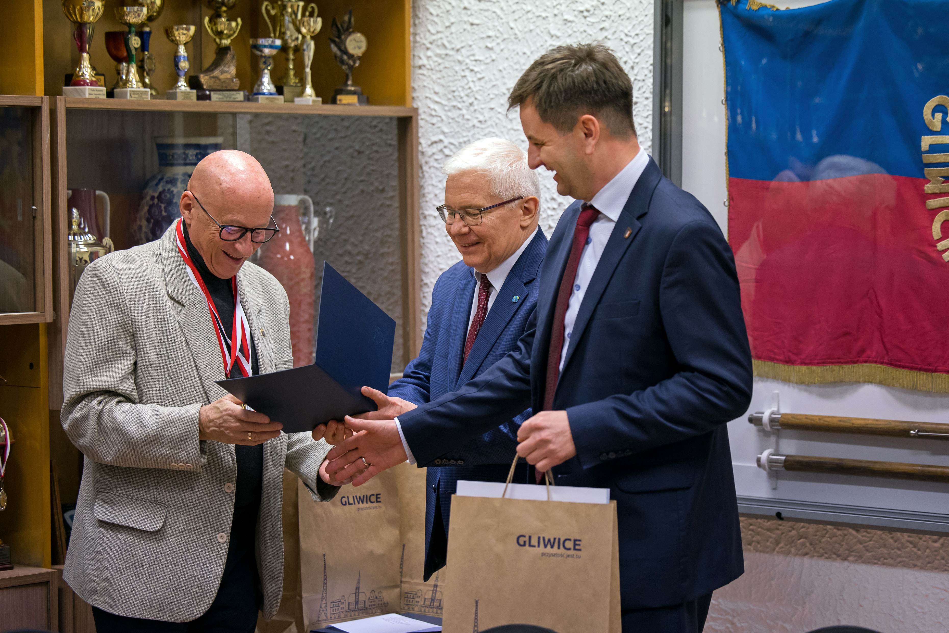 Fot. D. Nita-Garbiec/ UM w Gliwicach Prezydent Gliwic Adam Neumann wraz ze swoim zastępcą Mariuszem Śpiewokiem, wręczający listy gratulacyjne
