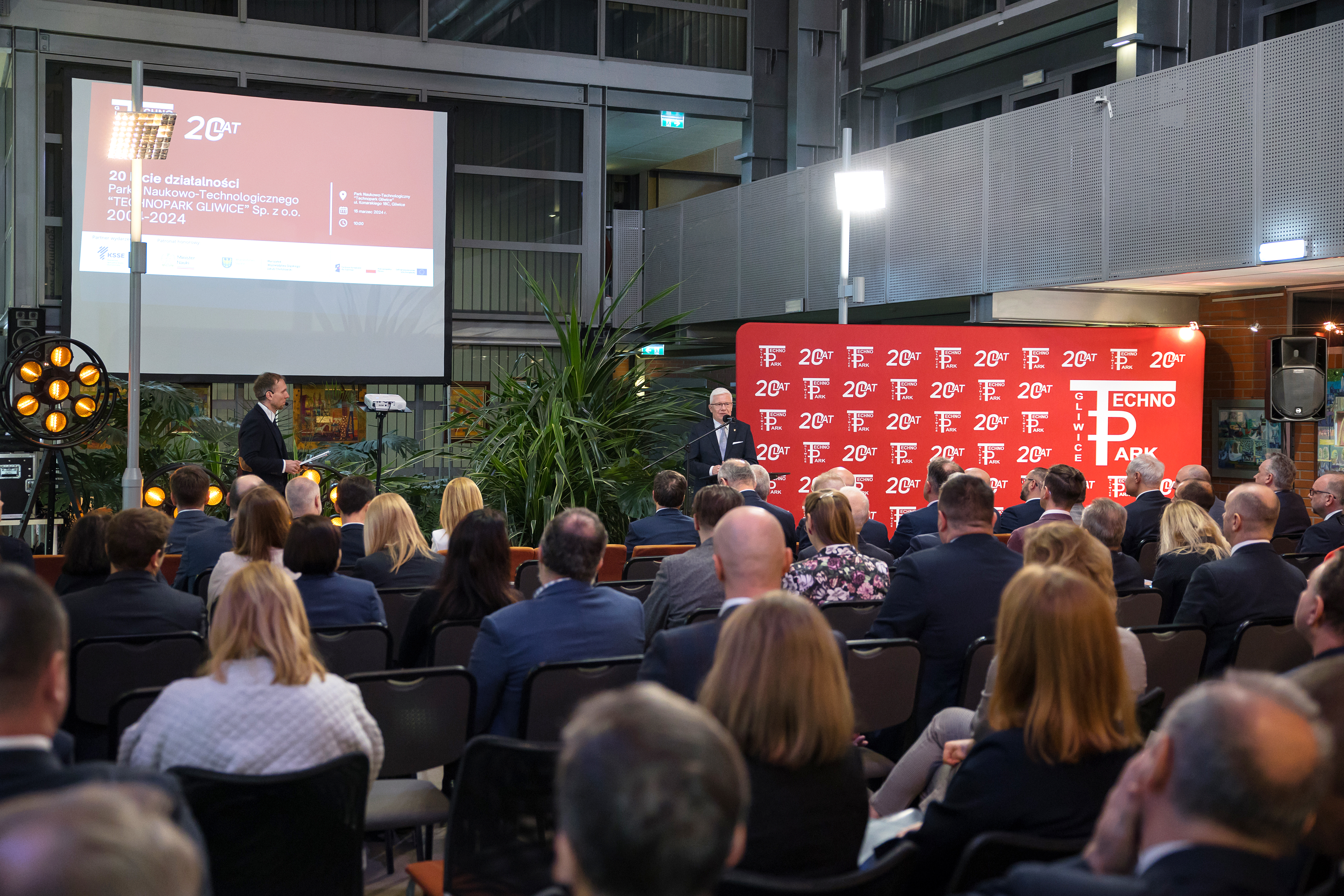 Fot. D.Nita-Garbiec/UM Gliwice ludzie w technoparku. Uroczystość