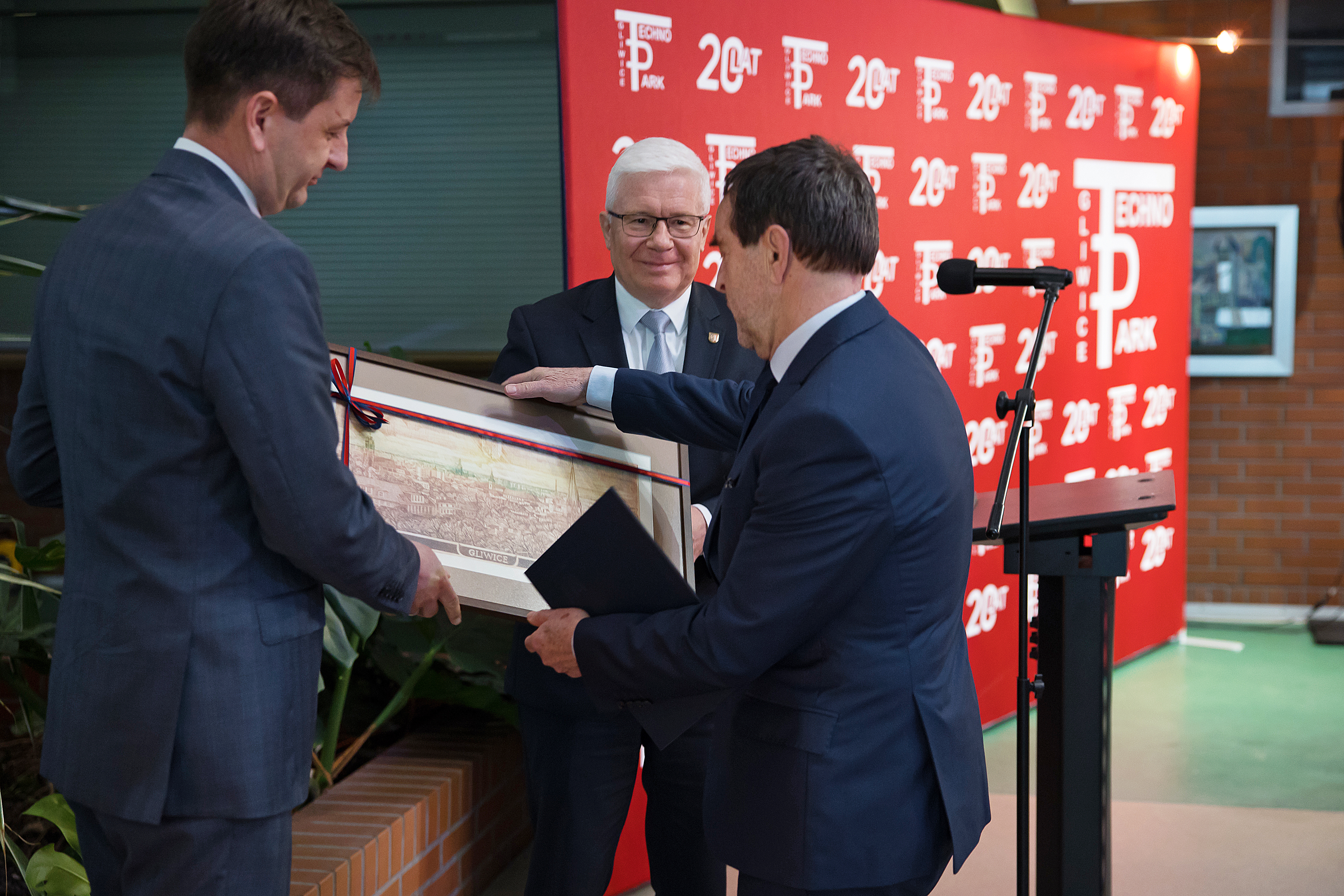 Fot. D.Nita-Garbiec/UM Gliwice prezydent wręcza obraz