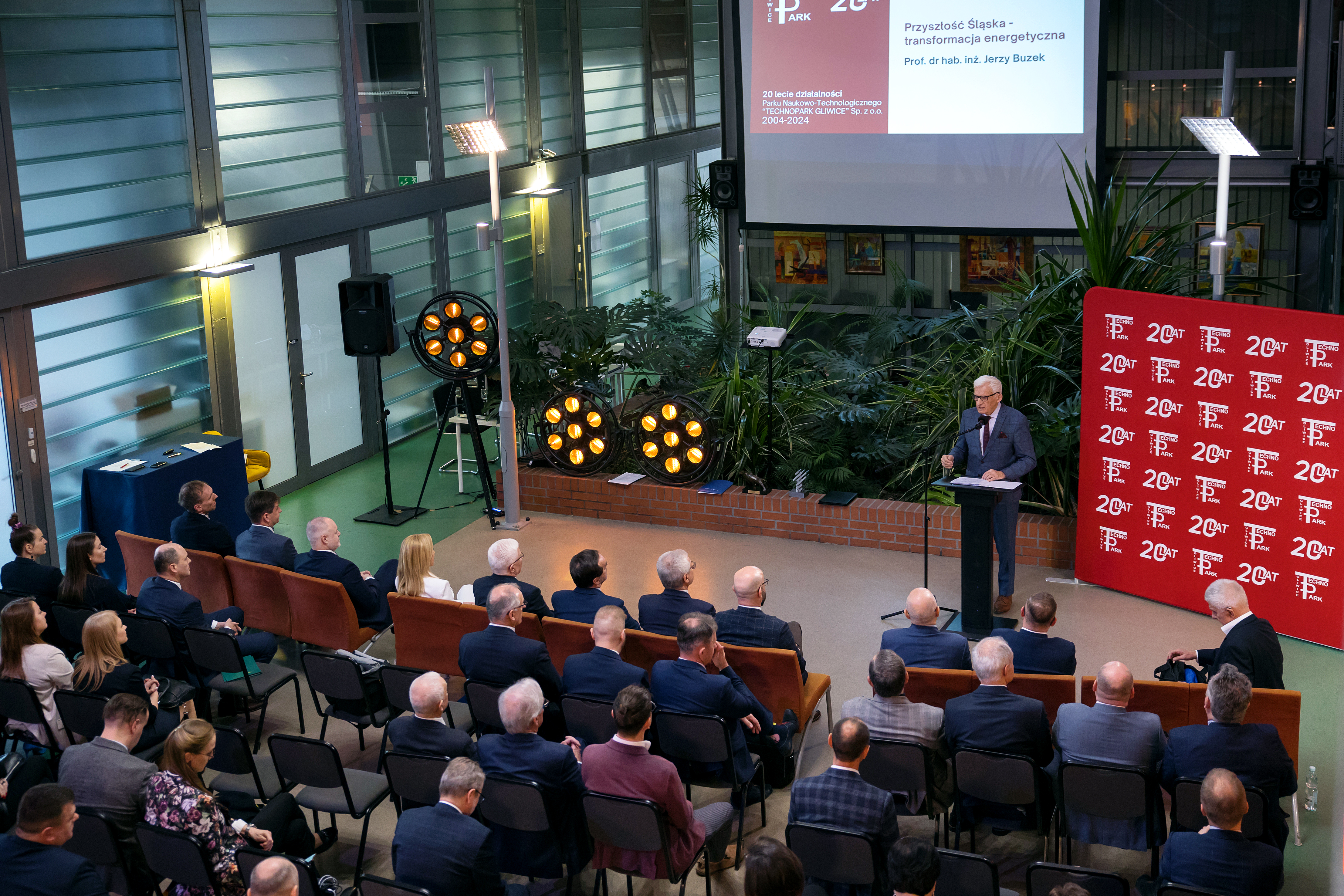 Fot. D.Nita-Garbiec/UM Gliwice ludzie w technoparku. Ujęcie z góry