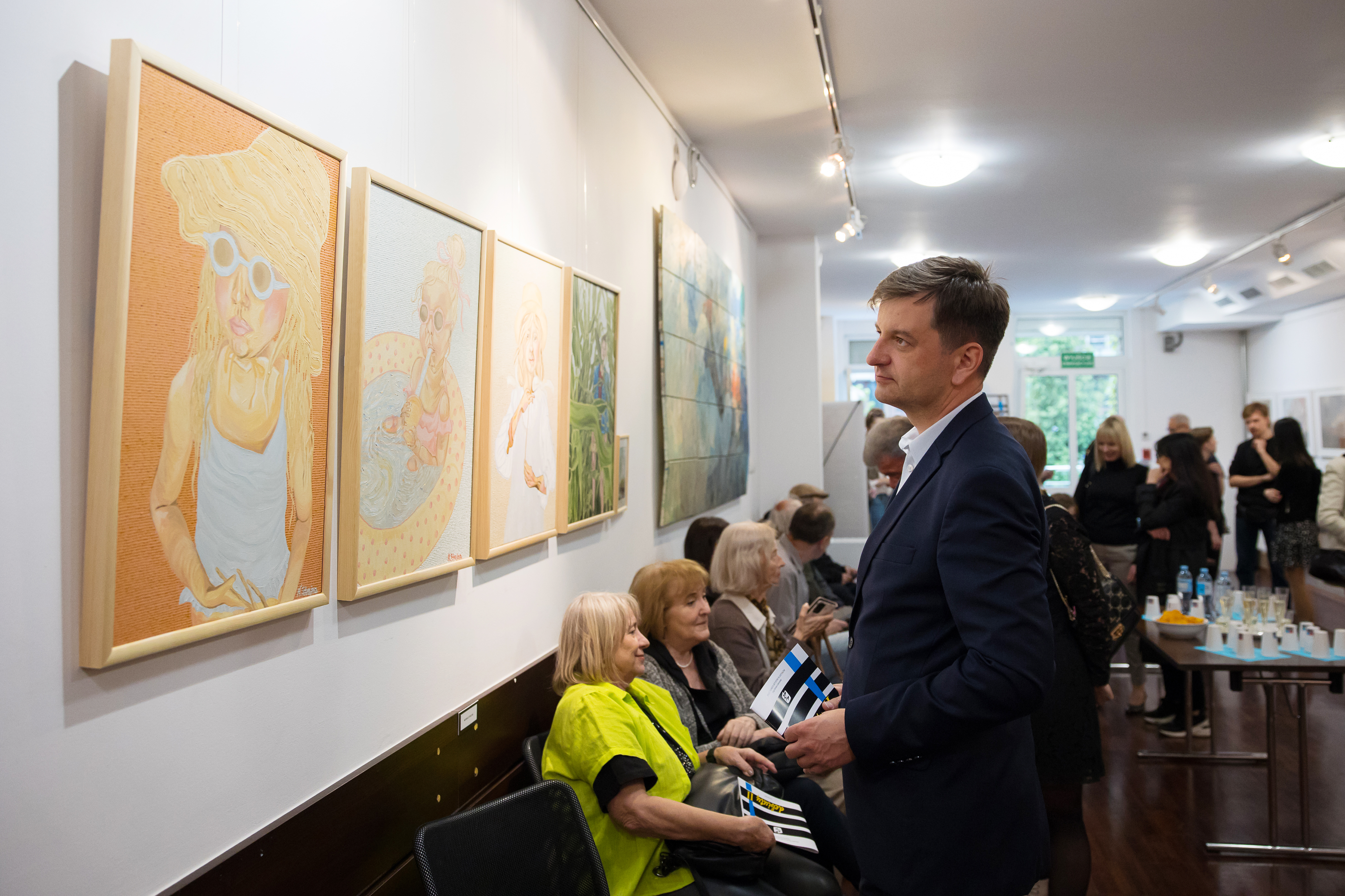 Fot. D. Nita-Garbiec/UM w Gliwicach Zastępca prezydenta Mariusz Śpiewok ogląda obrazy na wystawie