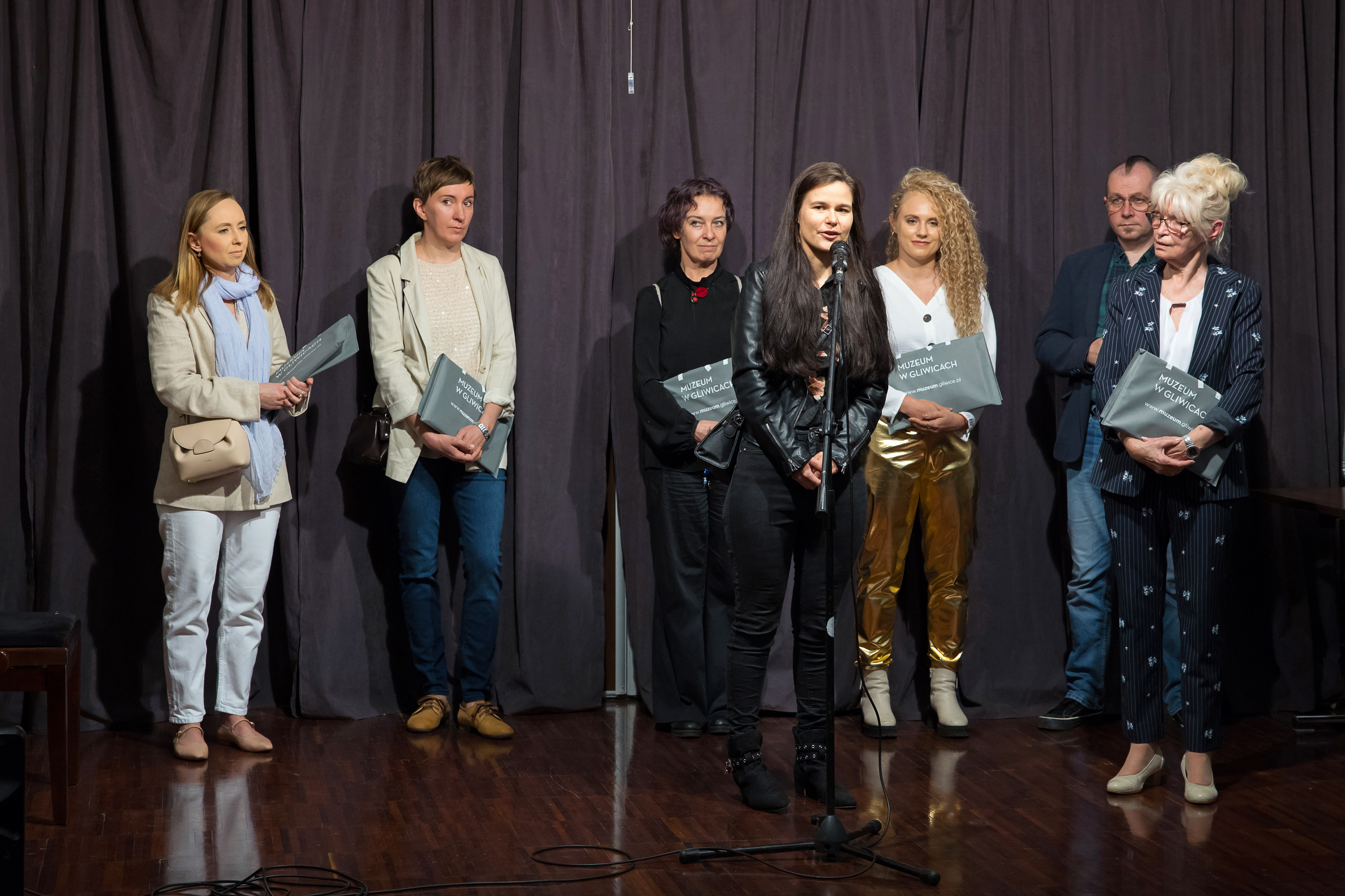 Fot. D. Nita-Garbiec/UM w Gliwicach Artyści na scenie podczas wernisażu