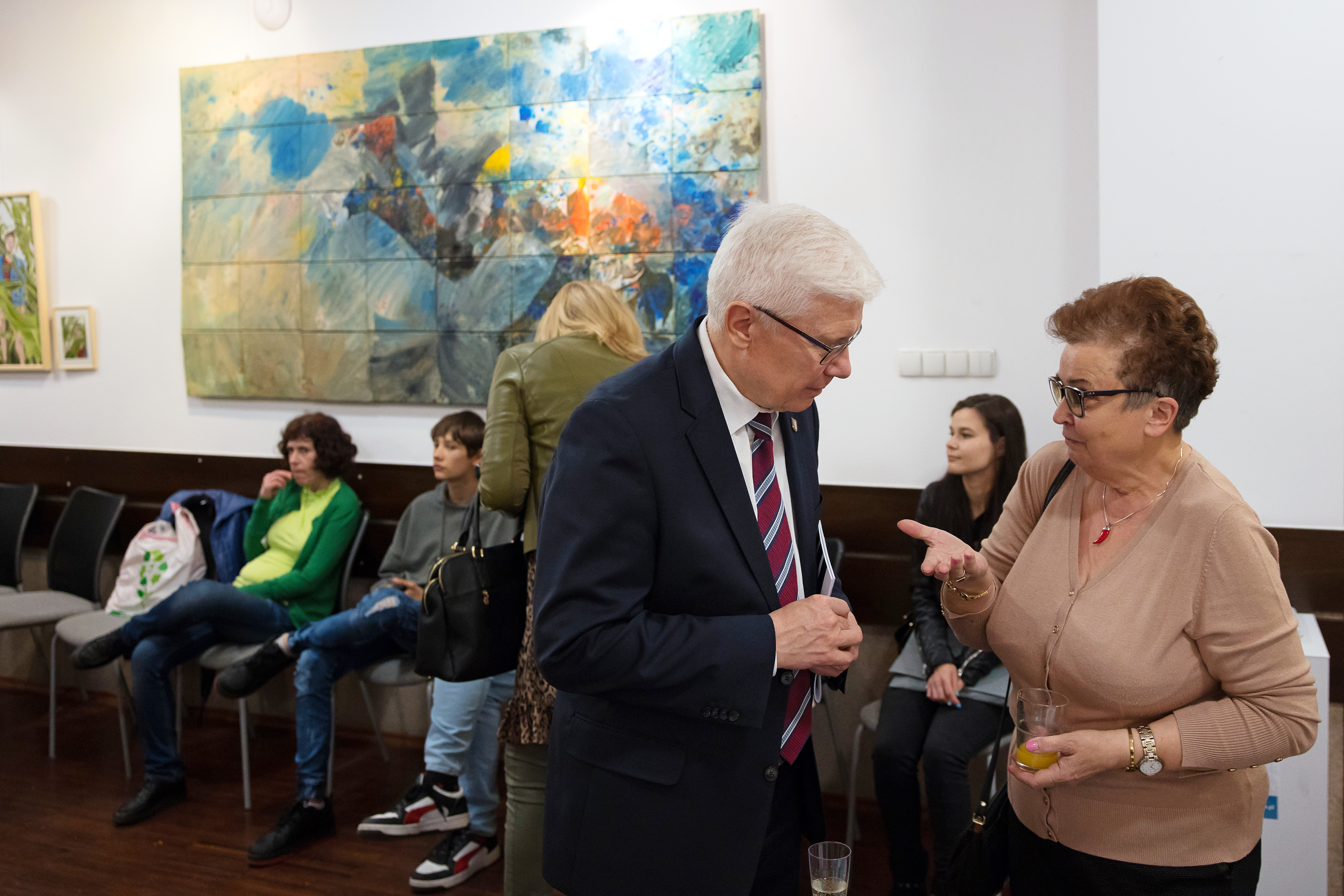 Fot. D. Nita-Garbiec/UM w Gliwicach Prezydent Gliwic Adam Neumann rozmawia z uczestniczką wernisażu