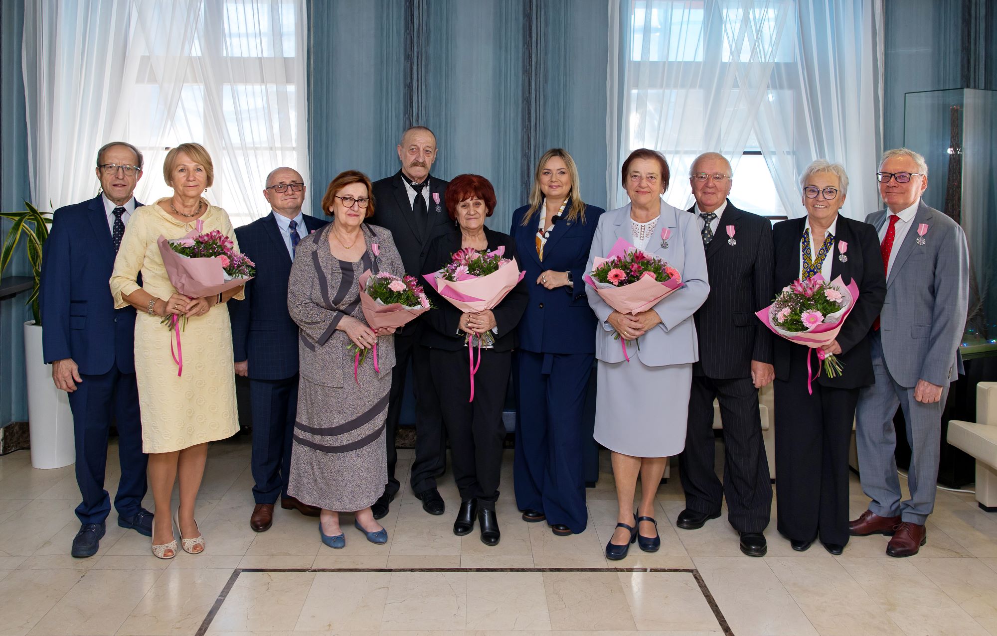Fot. D.Nita-Garbiec/UM Gliwice Prezydent Katarzyna Kuczyńska-Budka z parami małżeńskimi w Ratuszu