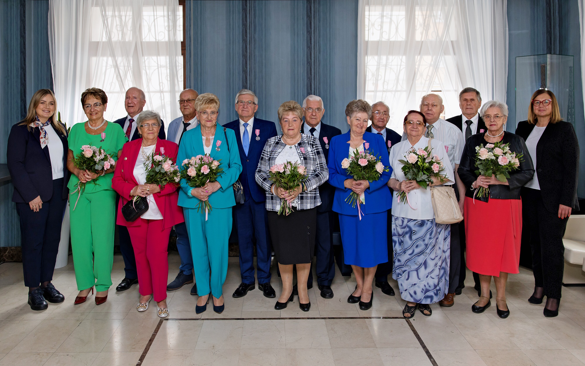 Fot. D.Nita-Garbiec/UM Gliwice pary małżeńskie stoją pod oknem razem z prezydent Gliwic i jej zastępczynią