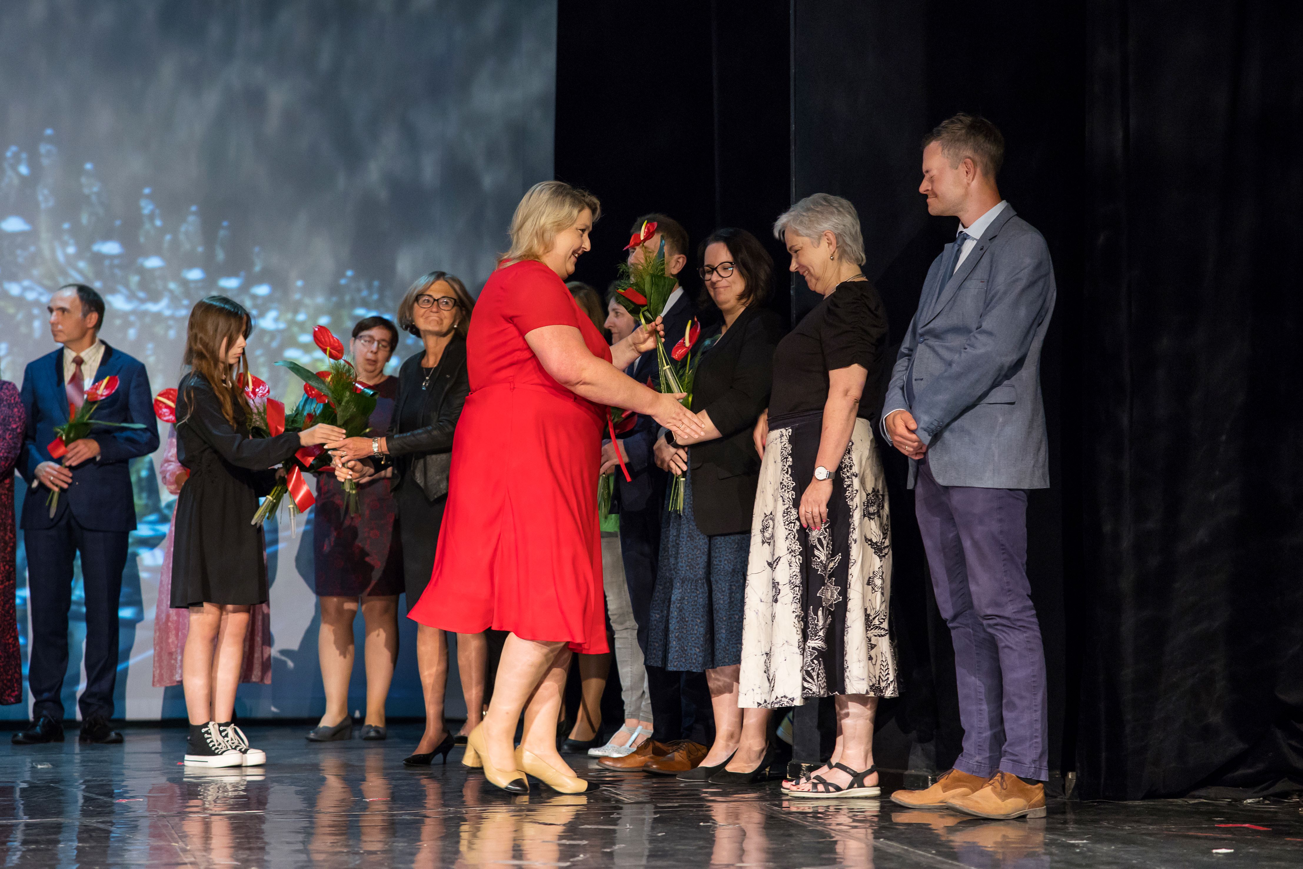 Fot. D. Nita-Garbiec/UM w Gliwicach Zastępczyni prezydenta gratuluje nauczycielom