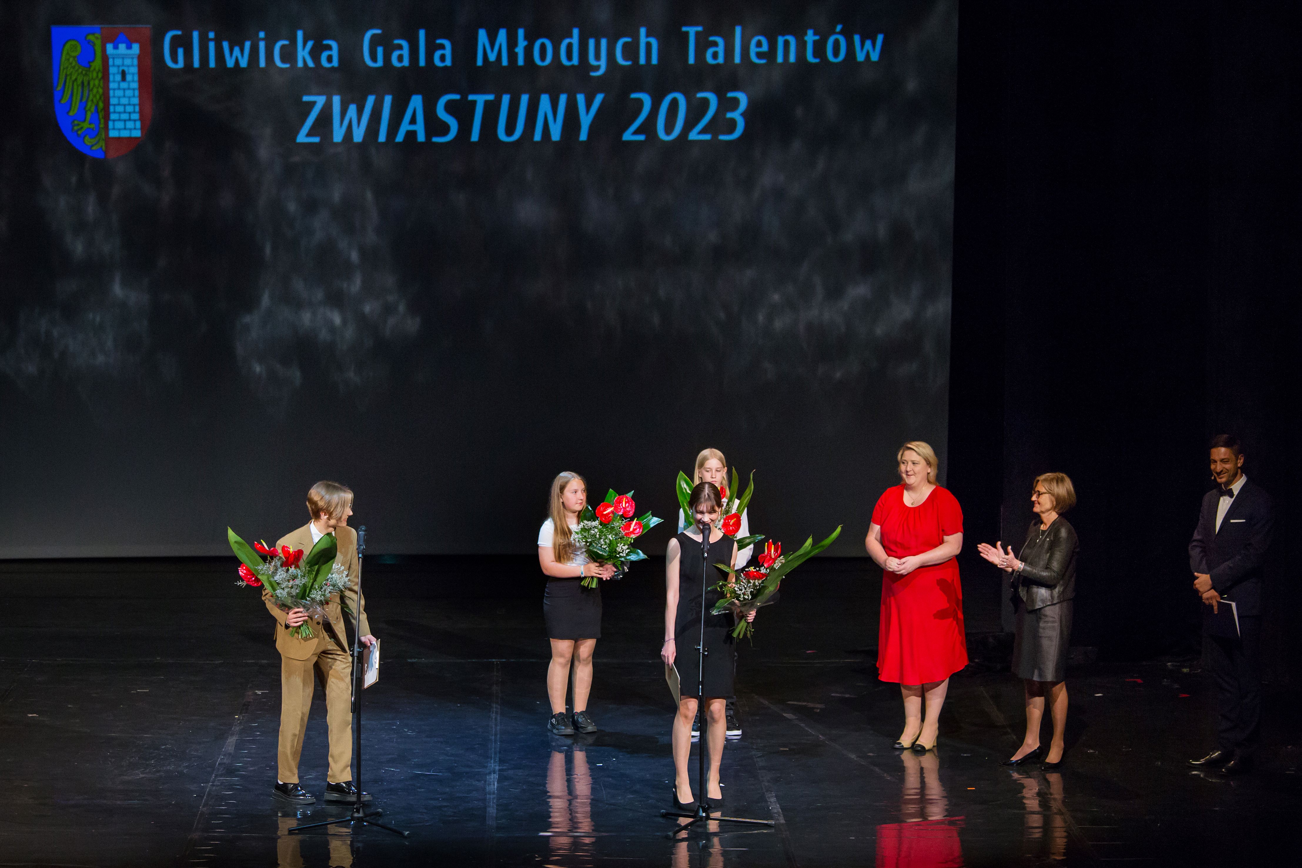 Fot. D. Nita-Garbiec/UM w Gliwicach Laureaci, zastępczyni prezydenta i dyrektor szkoły na scenie