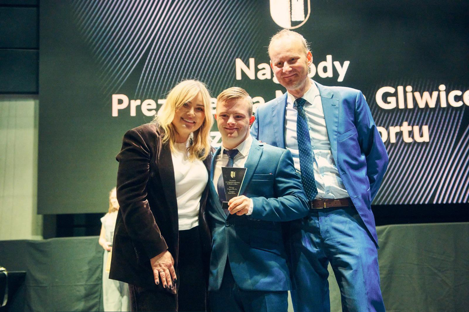Fot. M. Buksa/ UM w Gliwicach Prezydent Gliwic Katarzyna Kuczyńska-Budka wraz z zastępcą Łukaszem Gorczyńskim i jednym z laureatów