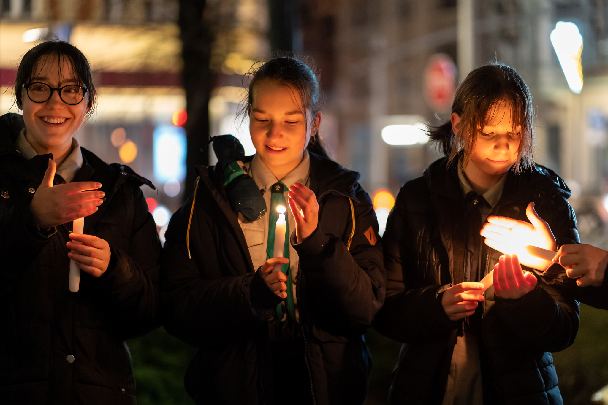 Fot. Hufiec ZHP Ziemi Gliwickiej Harcerki trzymające zapalone świece