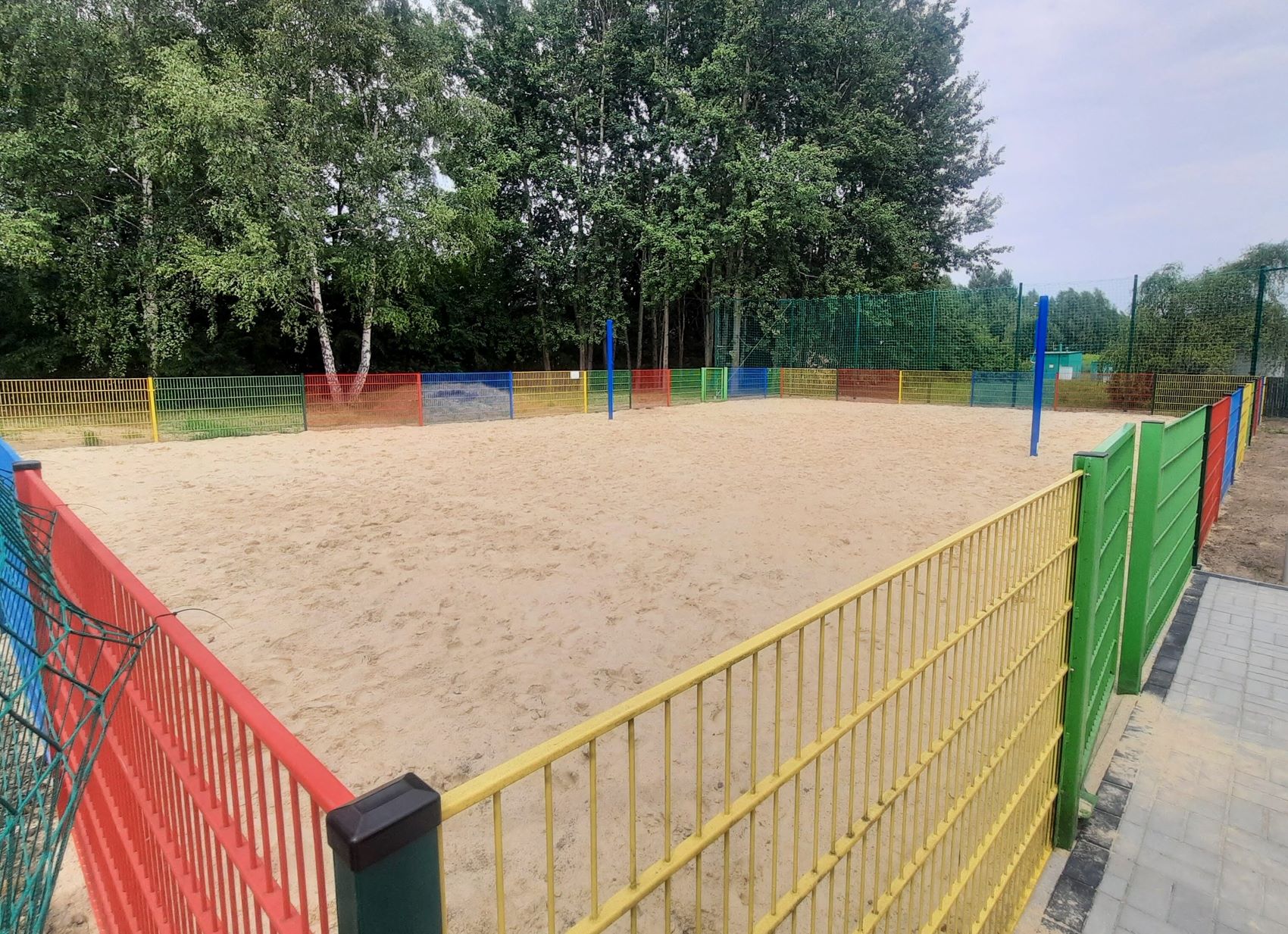 Boisko do siatkówki plażowej w Żernikach (fot. materiały MZUK) piasek na ogrodzonym boisku